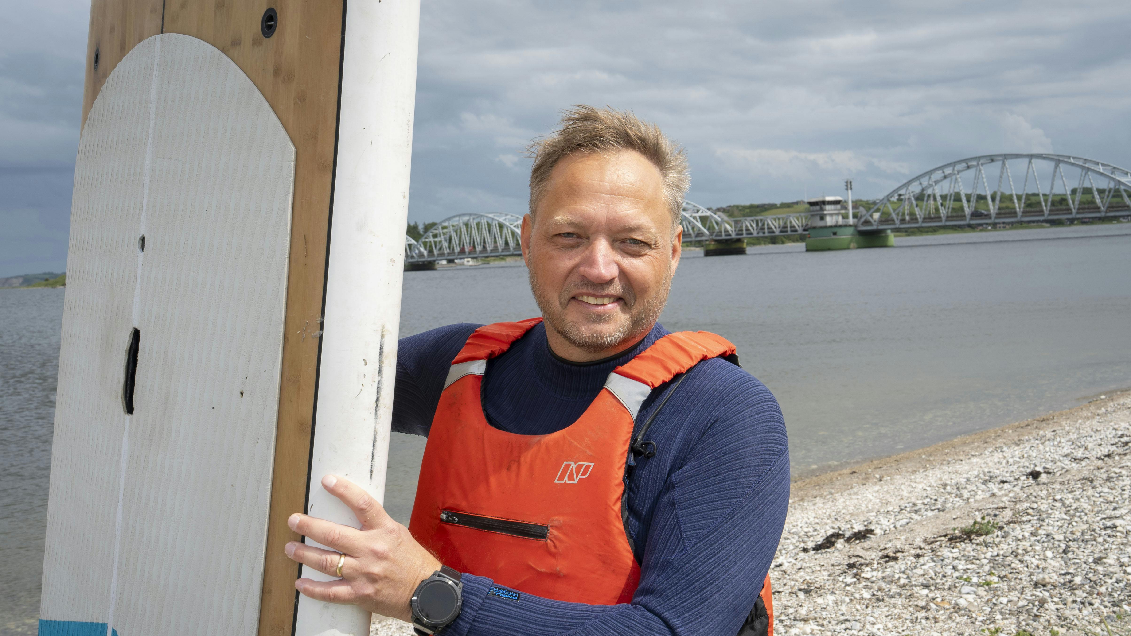 Barndommens ferier foregik ofte ved Vesterhavet, og Thomas husker havets kræfter, når han som lille svømmede ud fra stranden. Men ikke alle Thomas’ barndomsminder er lige så lyse og glade.