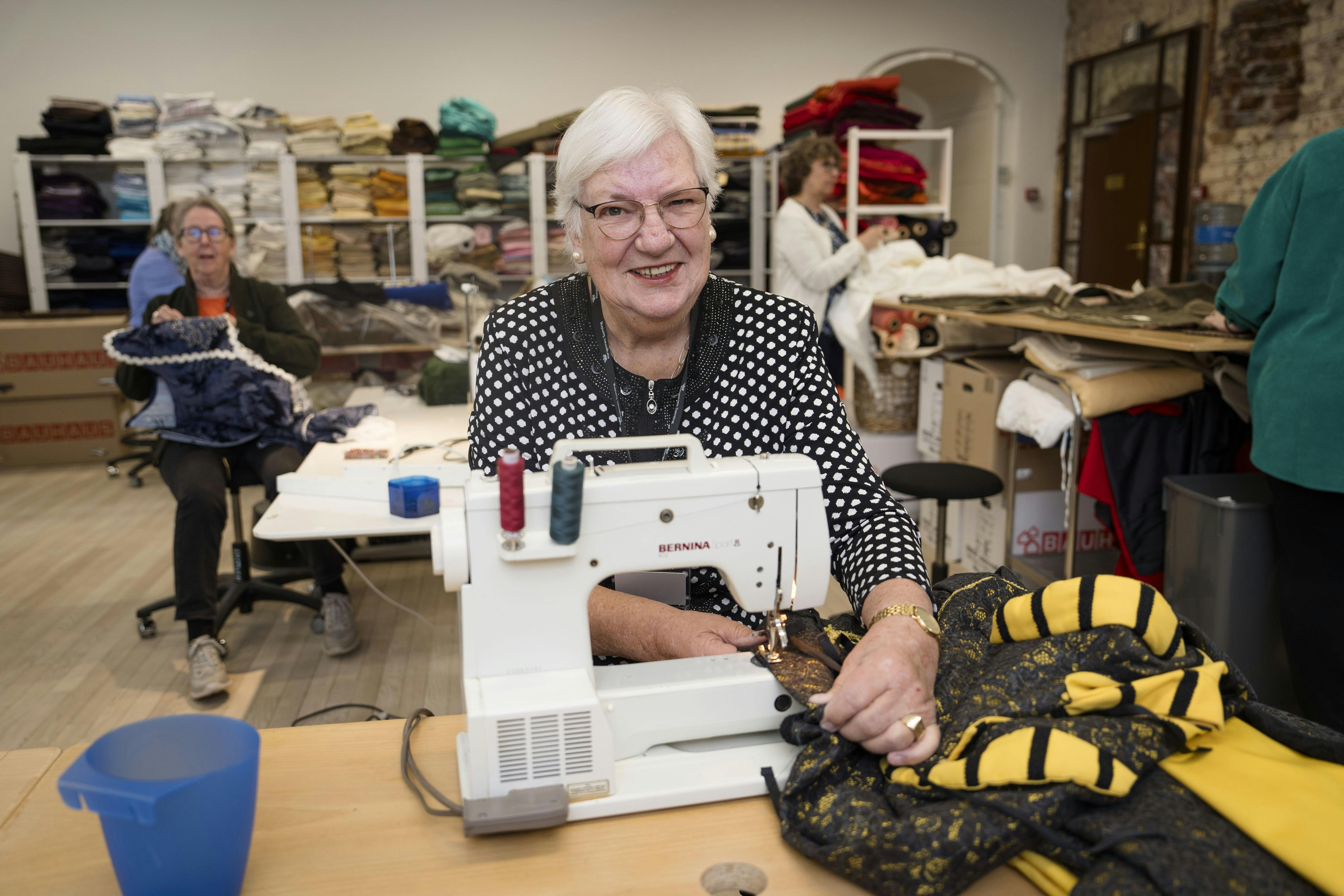 Selv om nyere modeller af symaskiner stilles til rådighed, foretrækker Britta Antonsen den mere end 50 år gamle Bernina, som aldrig svigter.