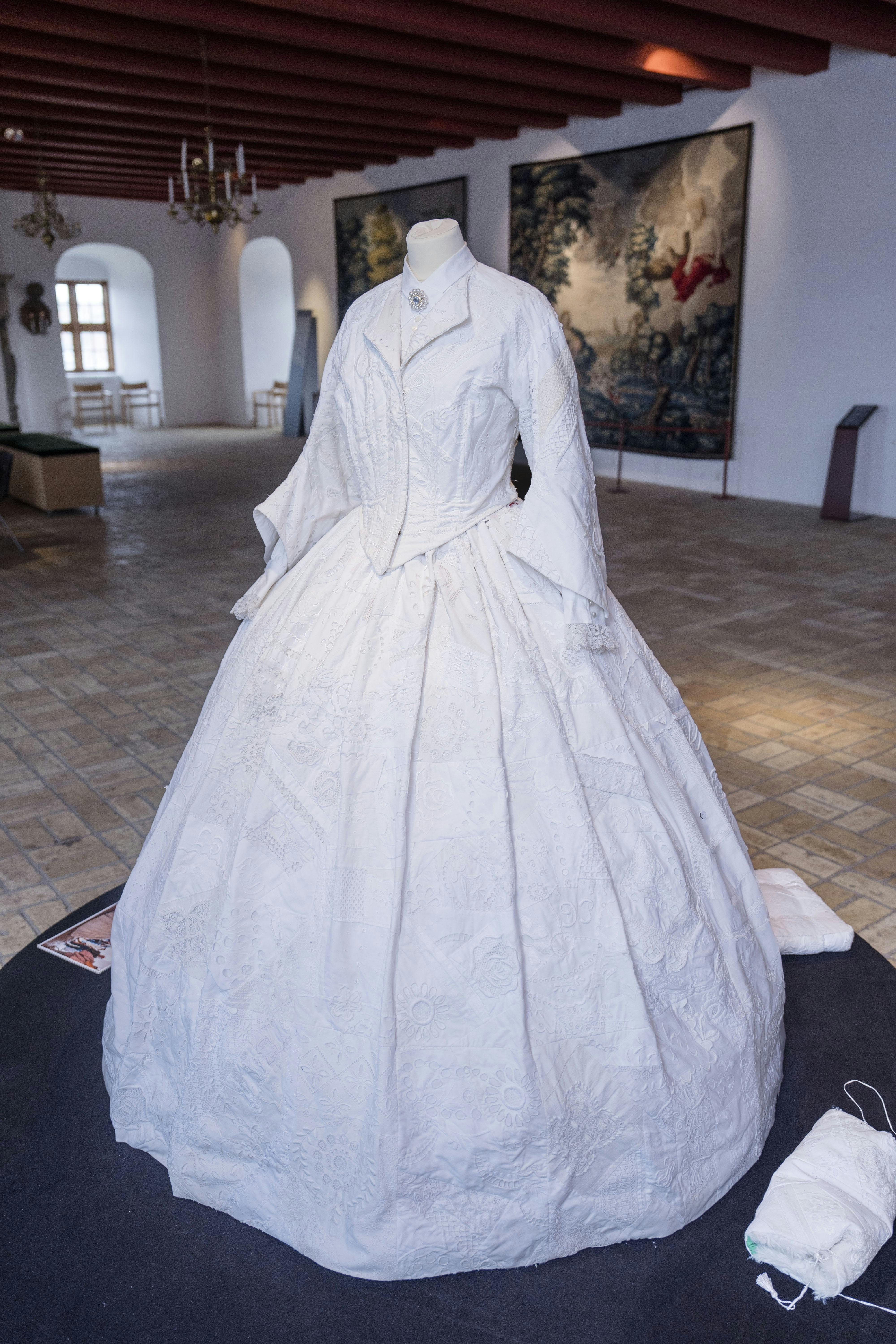 Cirka 80 procent af systuens tekstiler er doneret af private fra Kolding og omegn. Iblandt er mange håndlavede broderier, hvoraf nogle indgår i ”Koldingkjolen” fra forrige år. Den nye "Koldingkjole" kan opleves ved systuens kommende modeshow under Kolding Kulturnat den 29. august 2025.