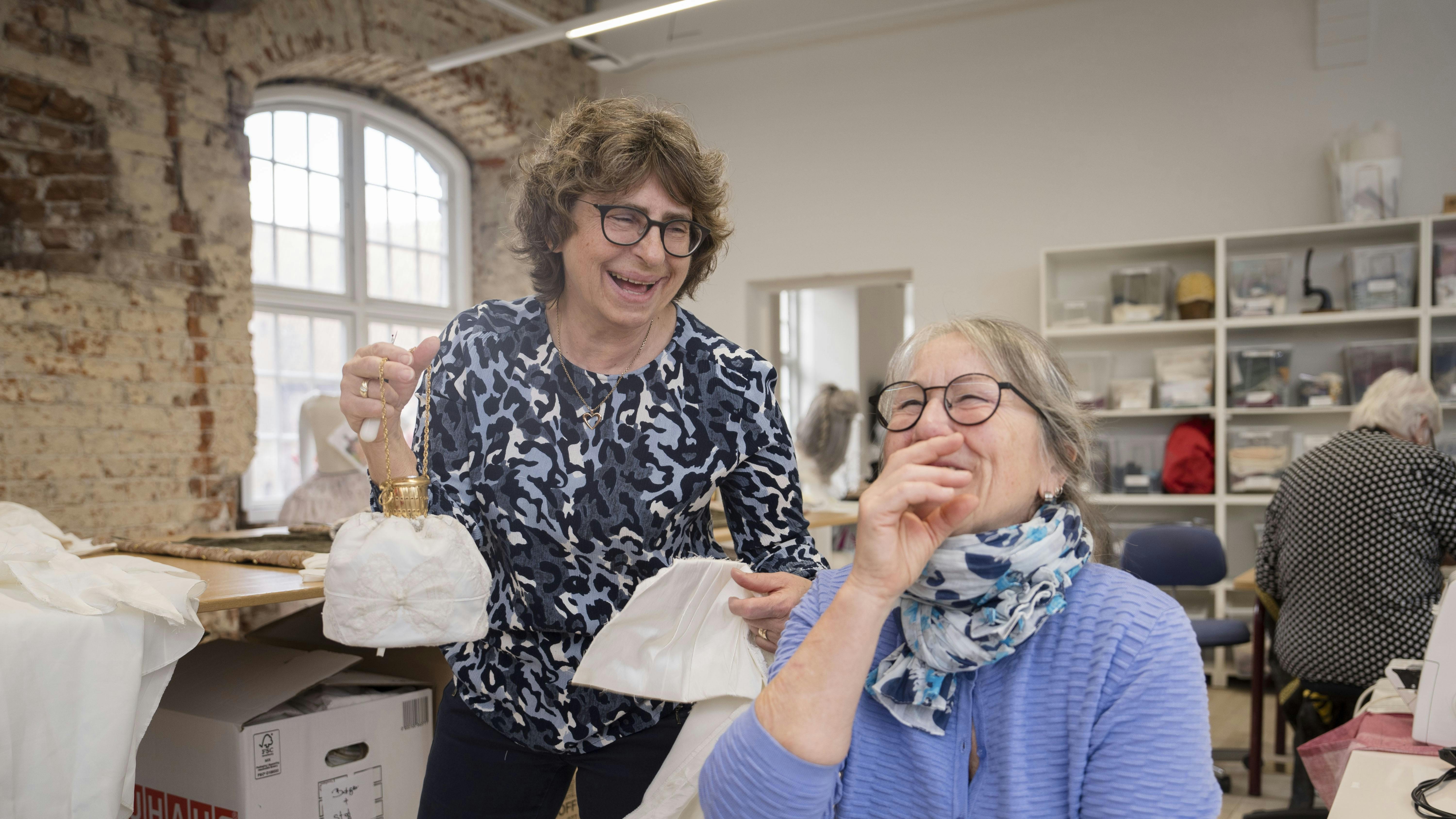 Da Annette Knudsen (tv.) meldte sig som frivillig syerske på Den Kongelige Systue på Koldinghus, var hendes gode veninde Bibi Morthorst ikke sen til at følge trop.