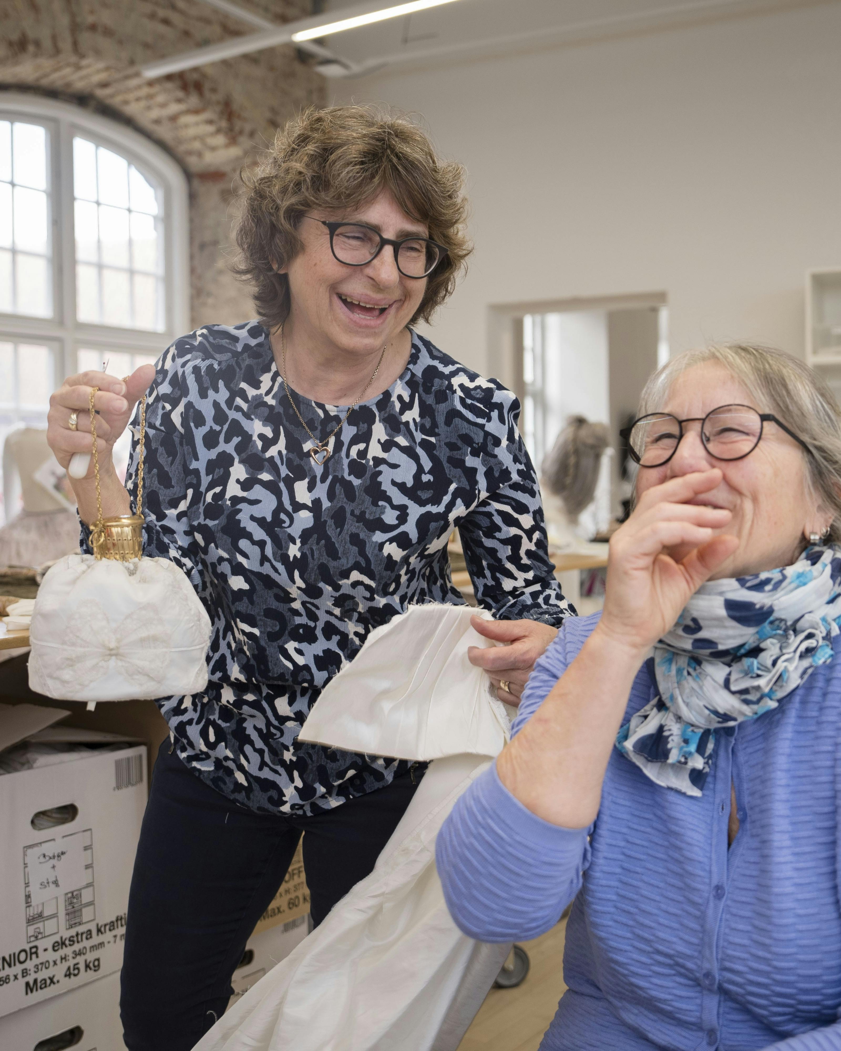 Da Annette Knudsen (tv.) meldte sig som frivillig syerske på Den Kongelige Systue på Koldinghus, var hendes gode veninde Bibi Morthorst ikke sen til at følge trop.