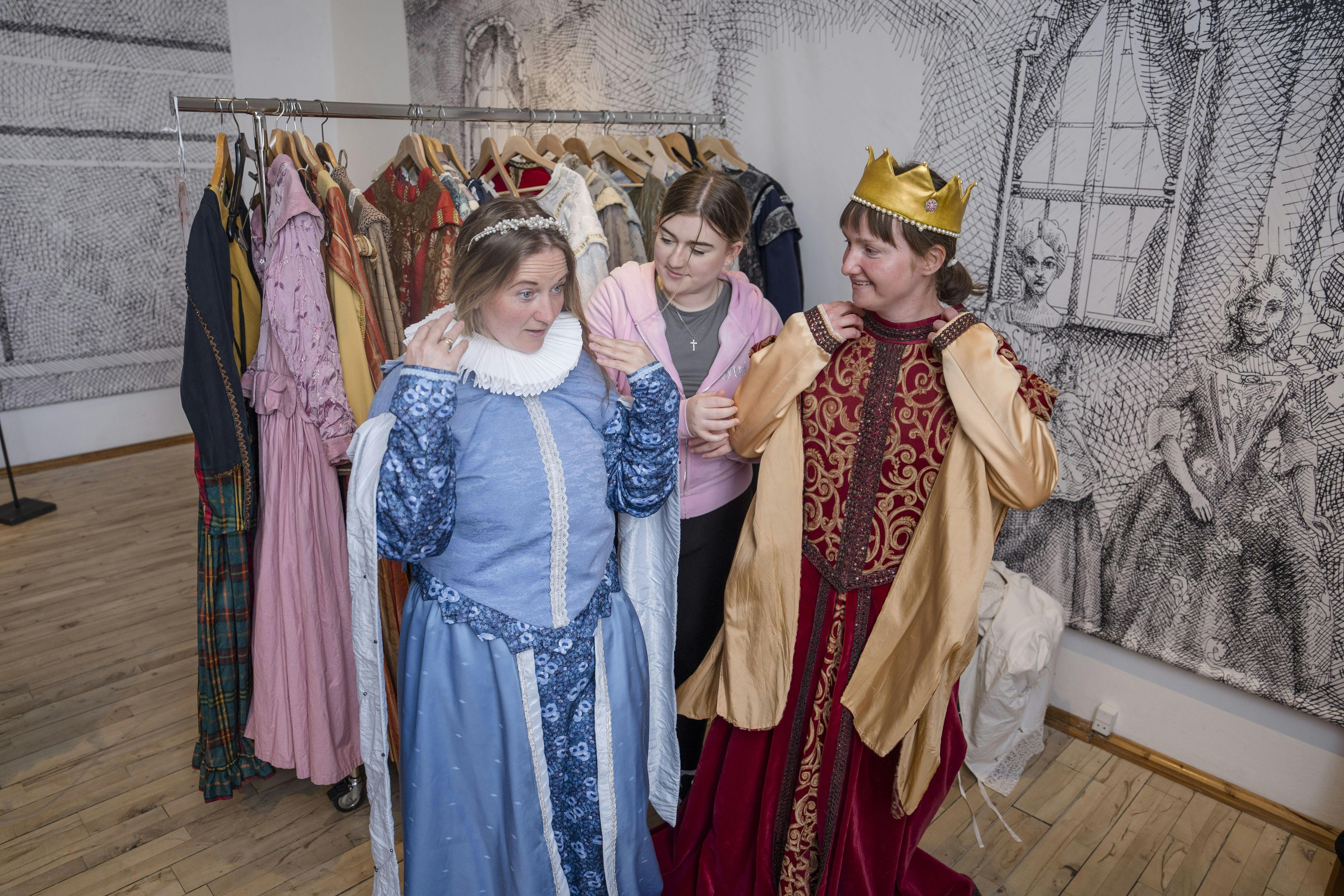 Man bliver aldrig for gammel til at lege klæd ud, og det er populært blandt gæsterne på Koldinghus at prøve systuens kjoler og dragter på.