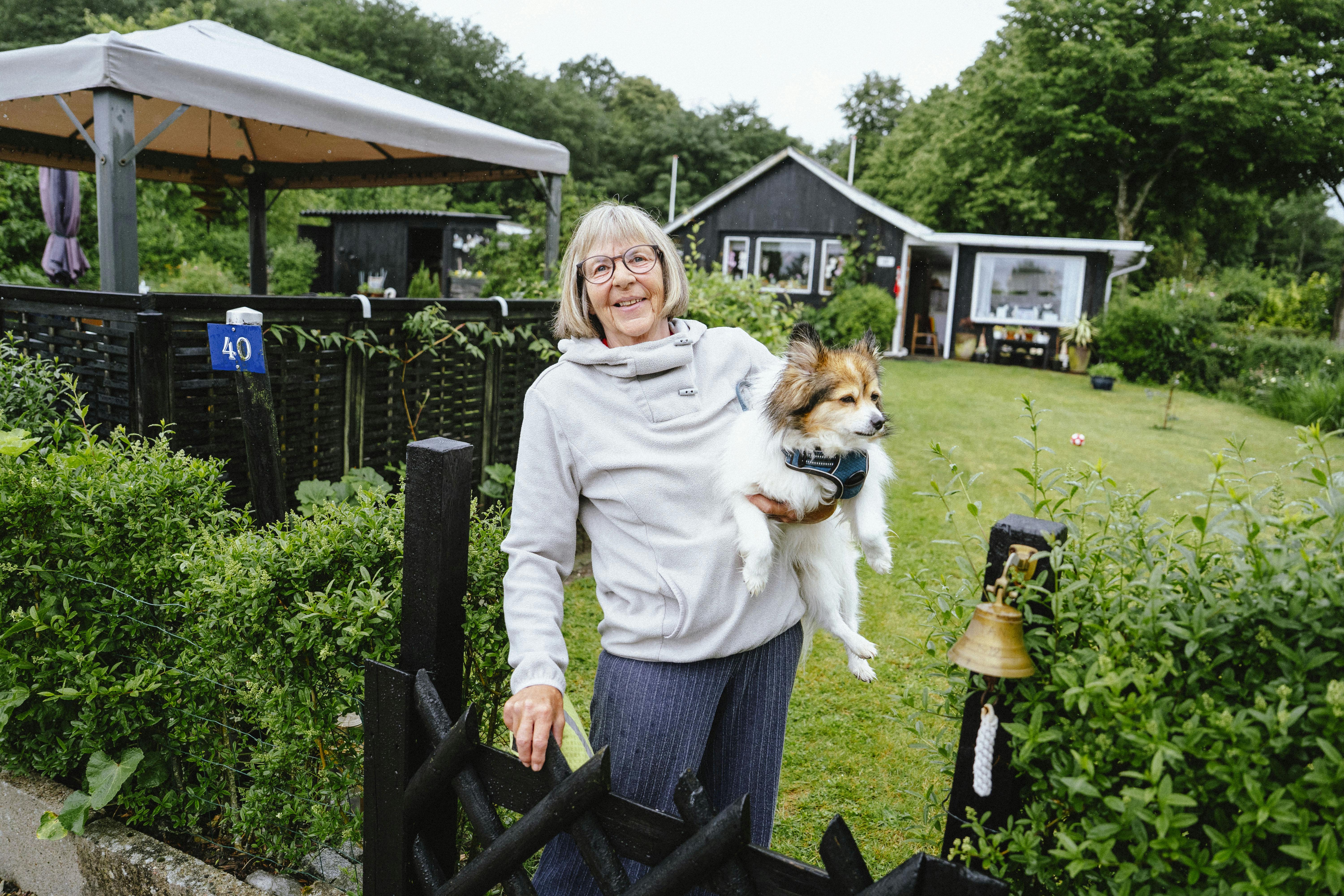 Connie Hansen byder velkommen til sin kolonihave i Hjelm Haveforening.
