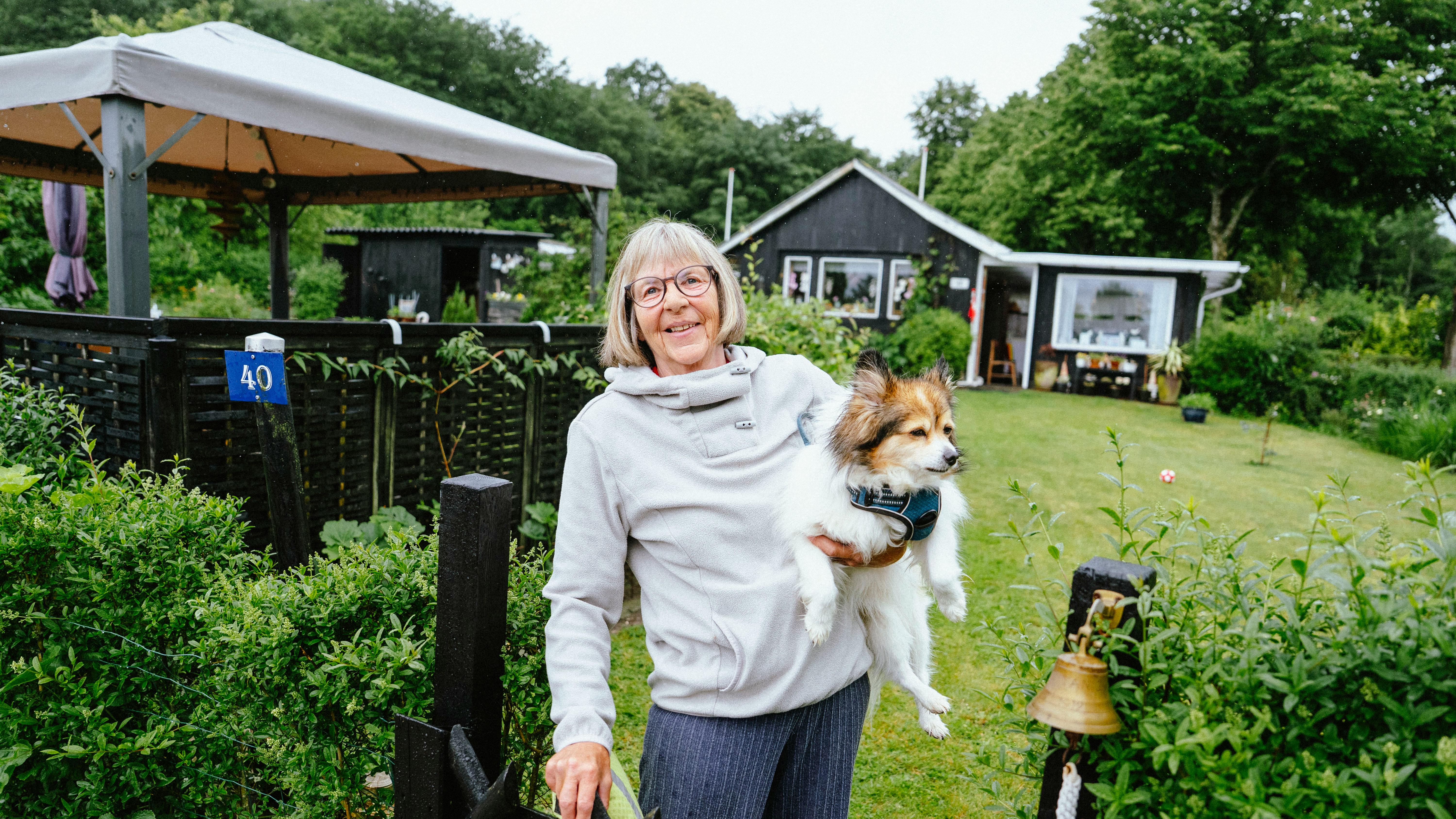 Connie Hansen byder velkommen til sin kolonihave i Hjelm Haveforening.