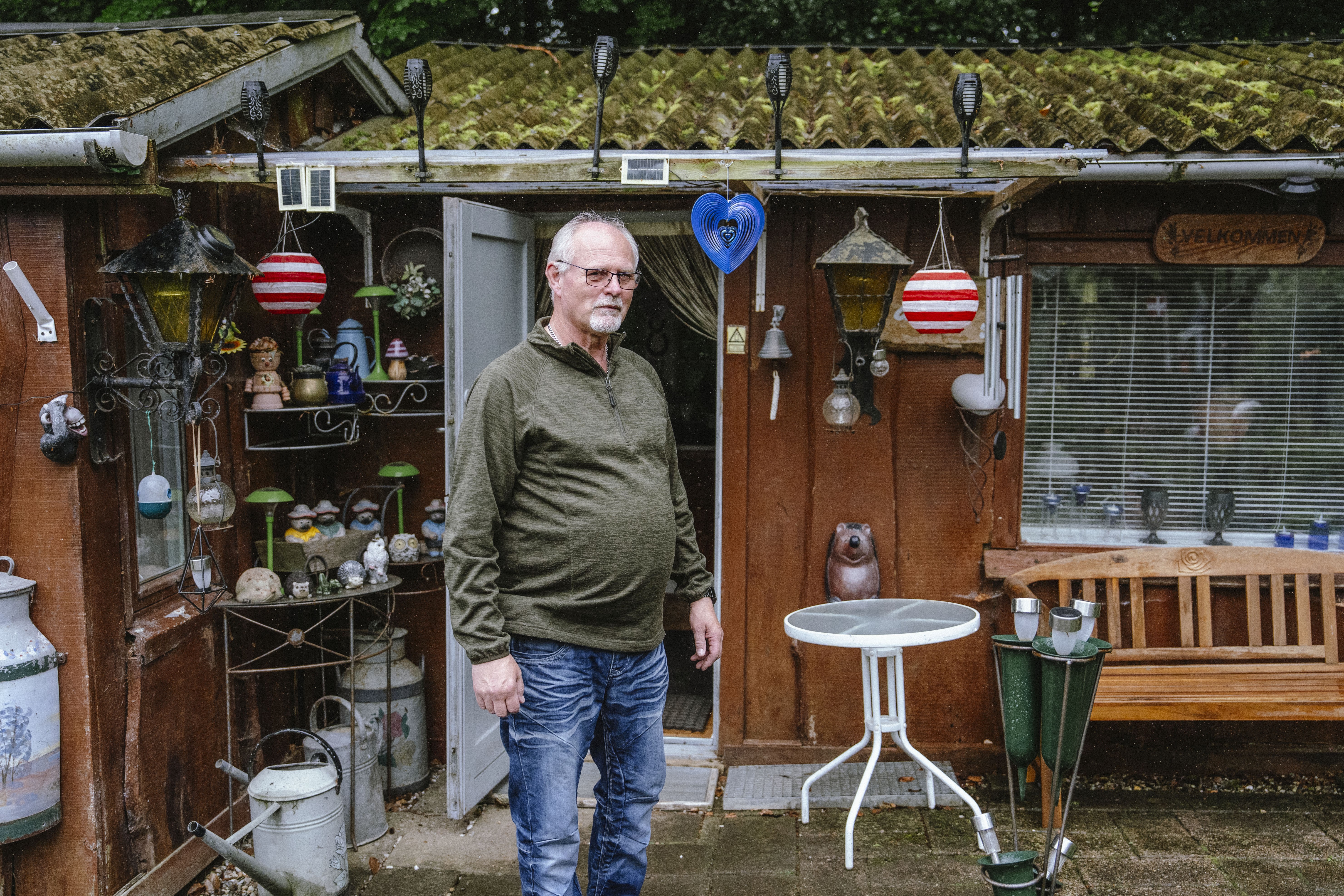 Svend Aage Rosenberg foran sit hus i Hjelm Haveforening, også kaldet Hjelmhaverne.