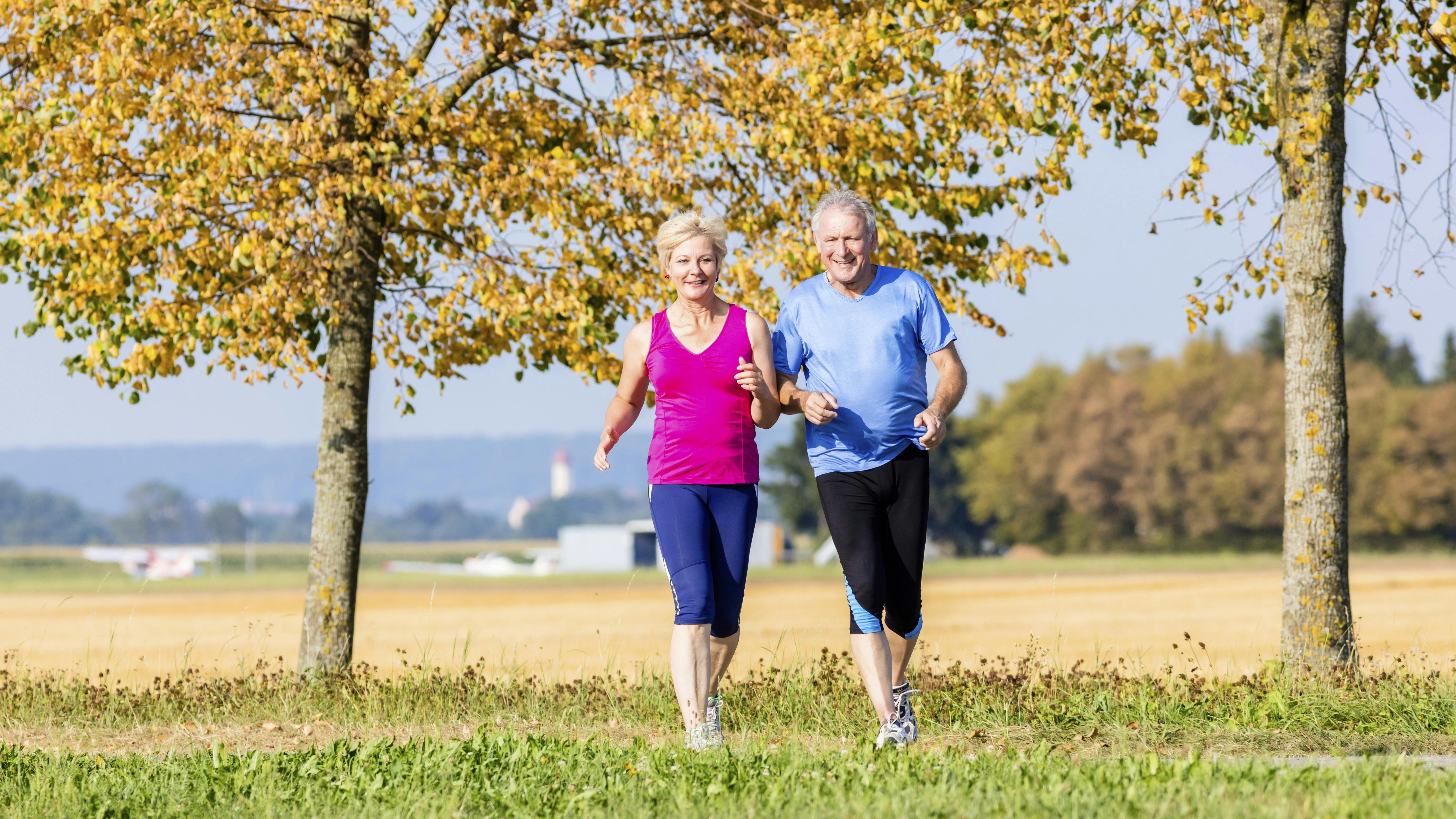 Par der motionerer udendørs