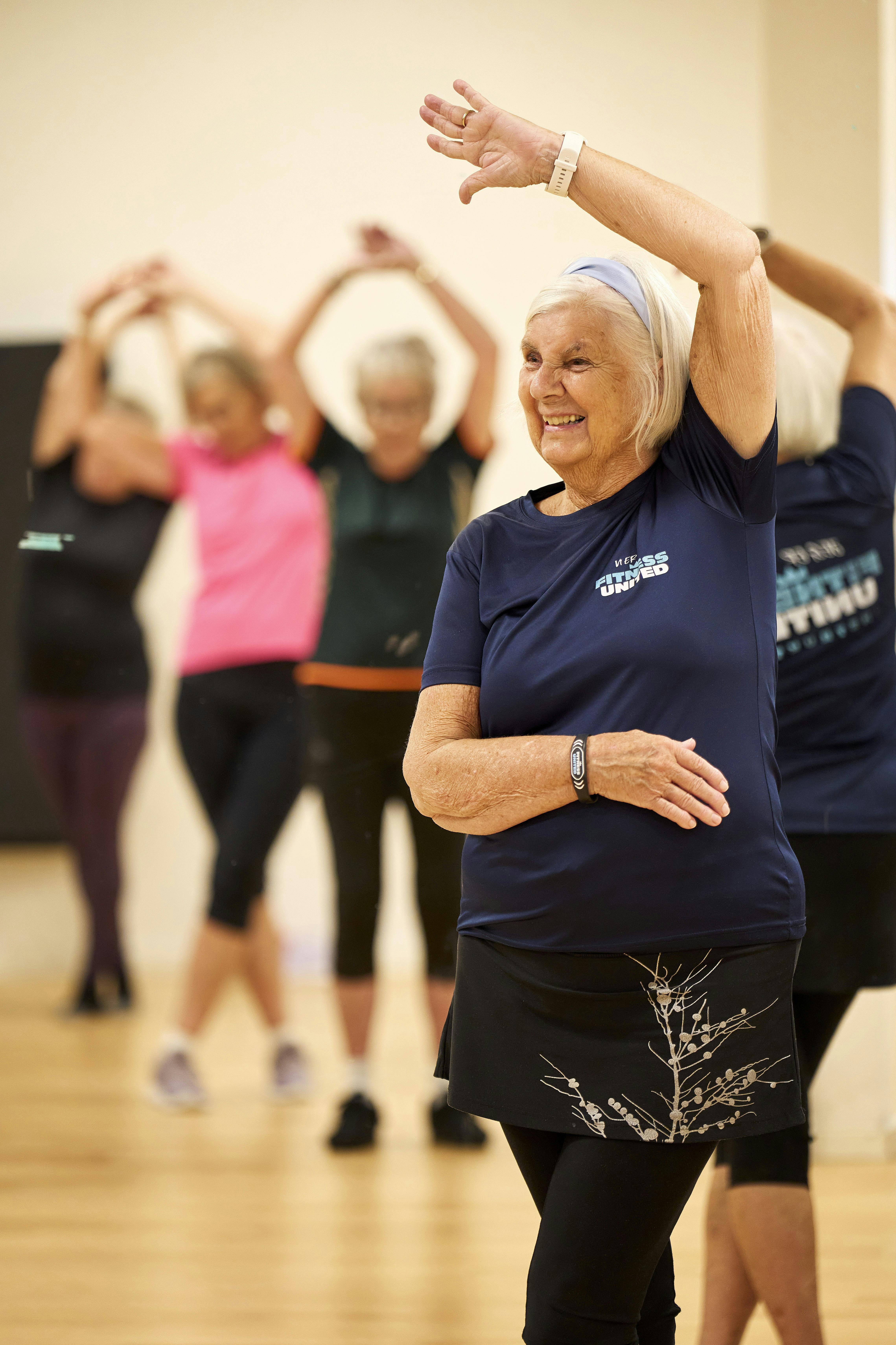 Hanne Taisbak der giver danseundervisning, og har armene op i vejret.