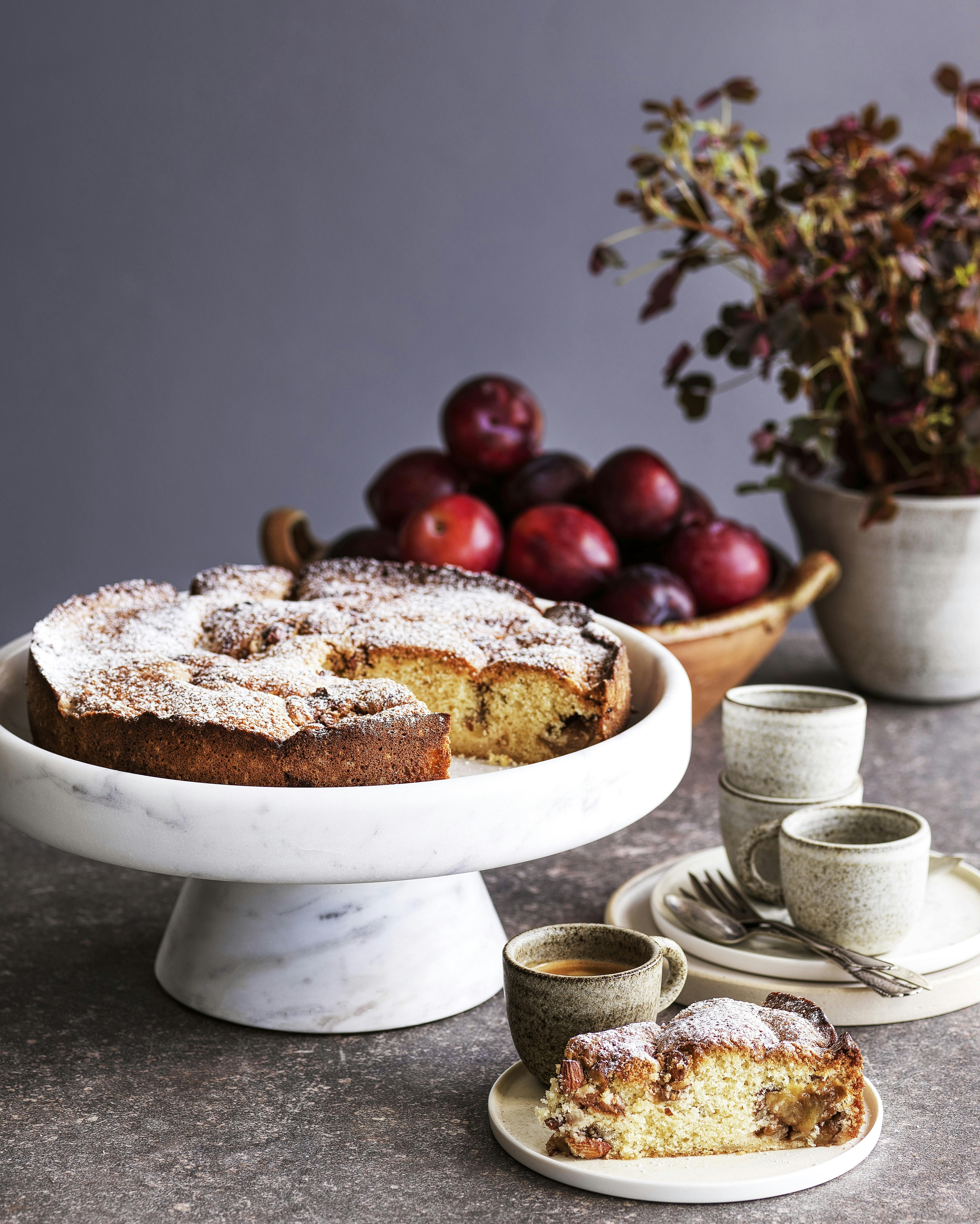 Mandelkage med blommer