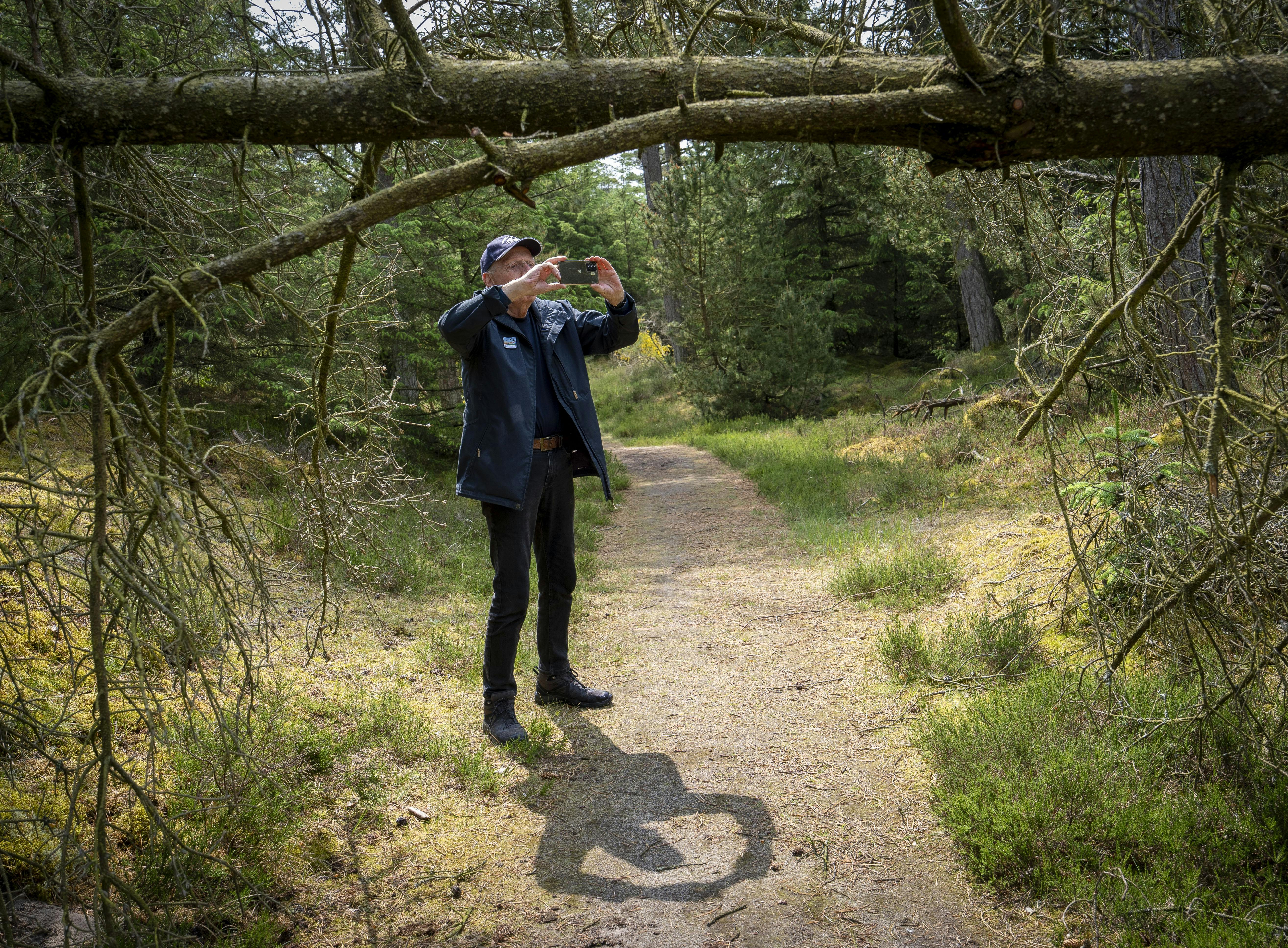 Det gælder om at kende sine begrænsninger. Jens og Else fjerner gerne løst affald fra stien, men væltede træer er mere, end de kan klare selv, og så bliver Naturstyrelsen varskoet.