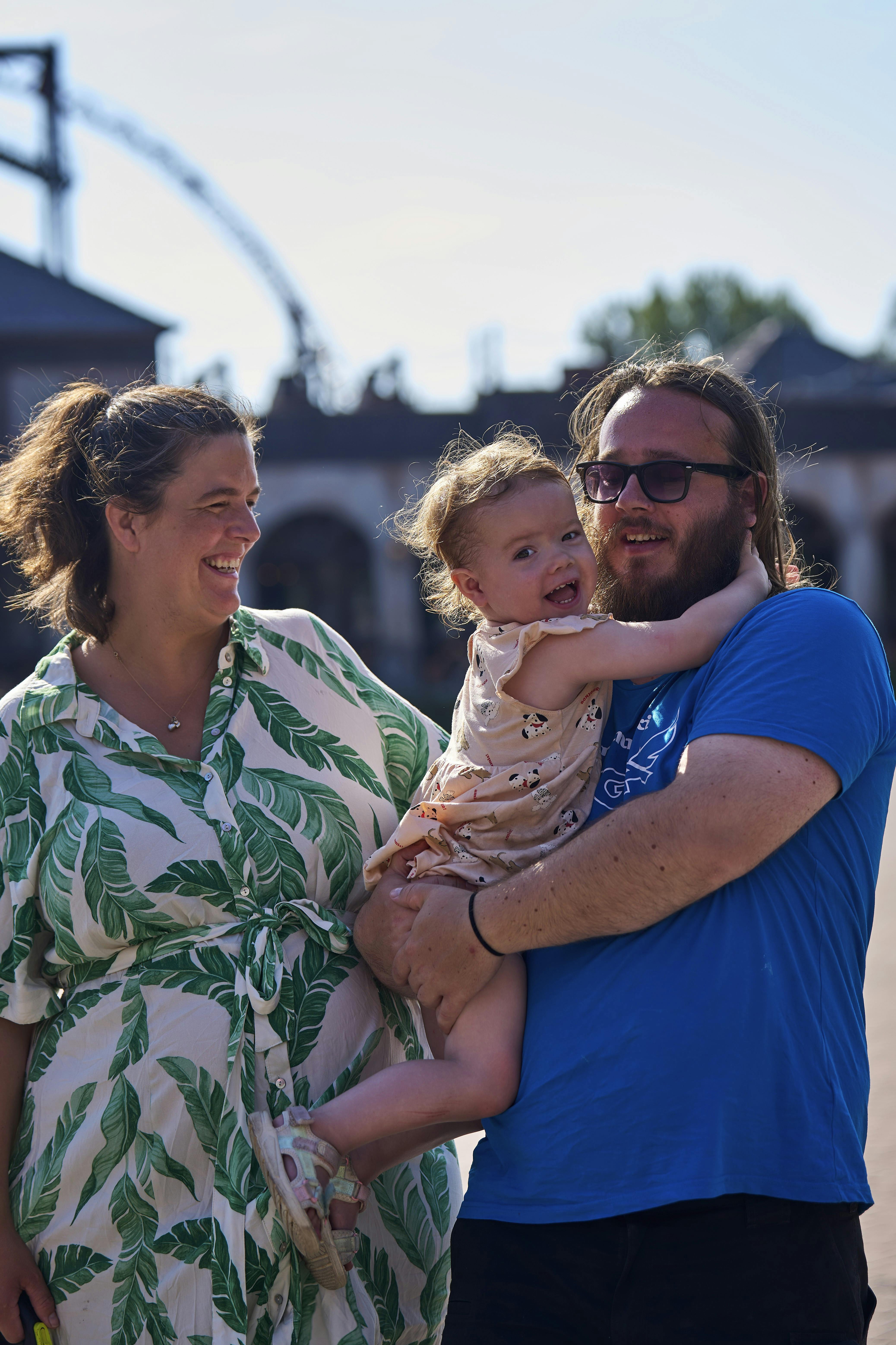 Om Freja på to år har arvet sin fars interesse for rutsjebaner vides endnu ikke, for hun sov under størstedelen af sin første tur.