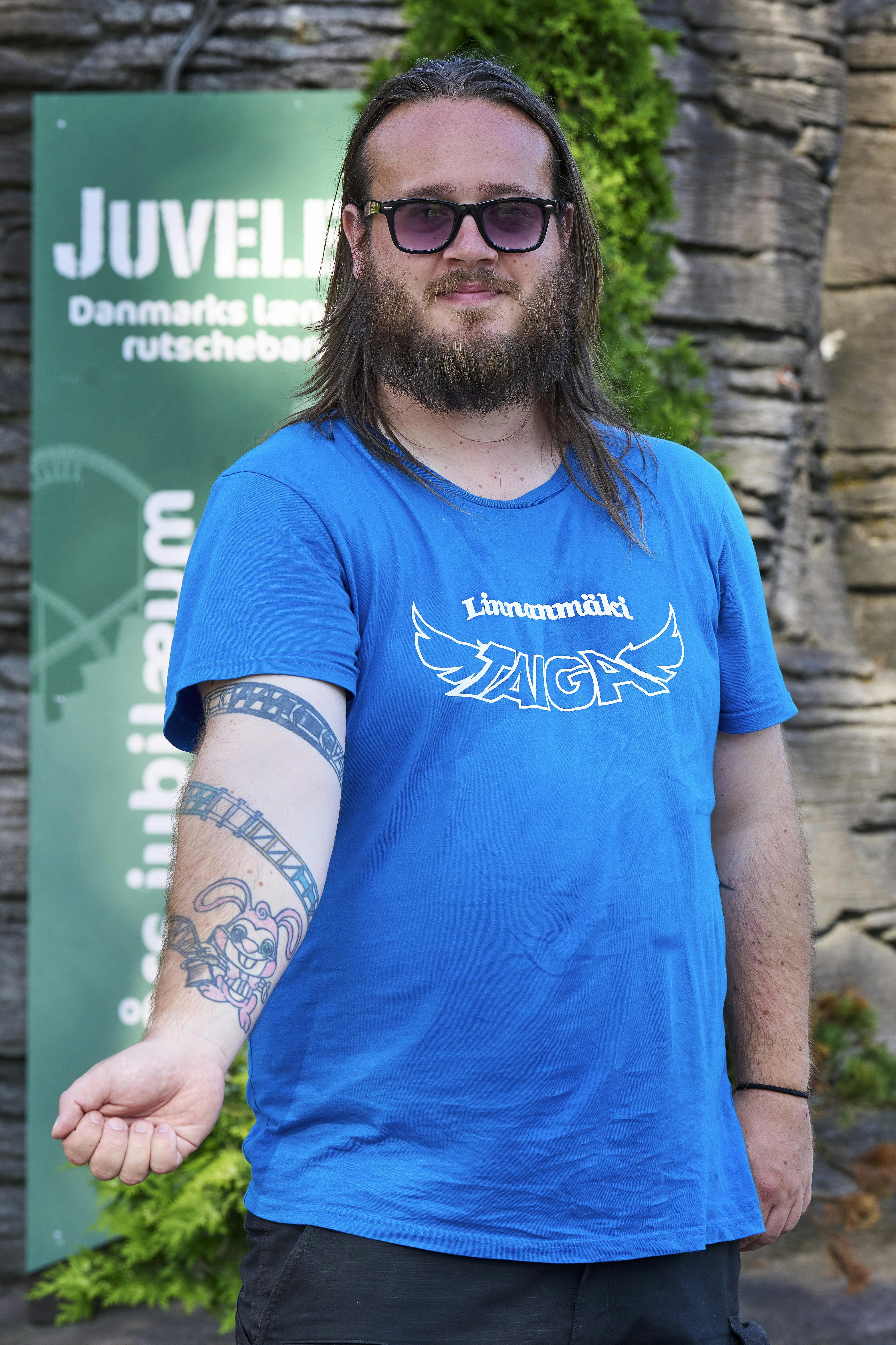 Alexander har fået tatoveret rutsjebaneskinner fra 25 favoritforlystelser. Det første stykke repræsenterer BonBon-Lands Simsalabon, Alexanders første rutsjebanetur nogensinde.