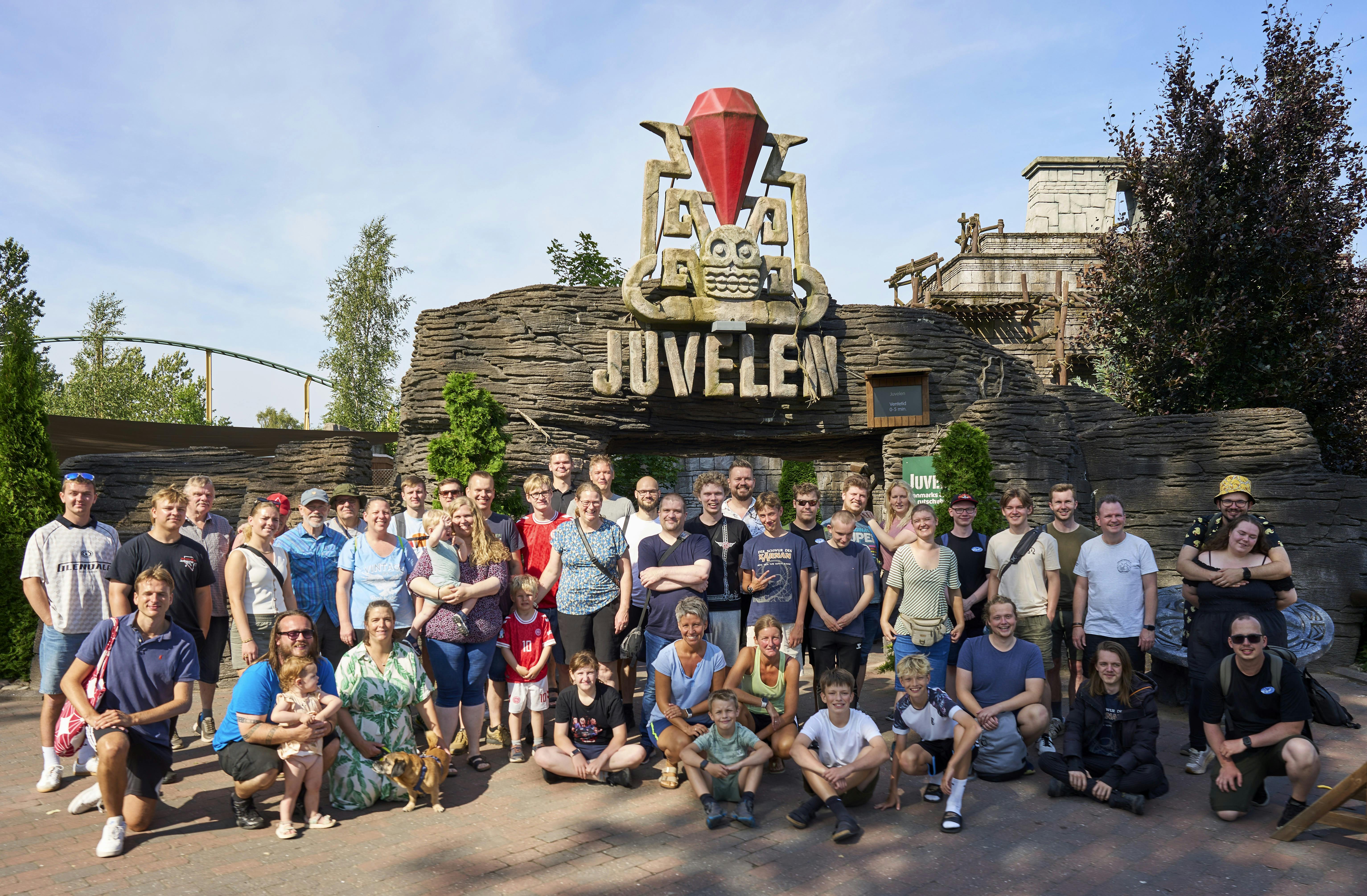 Medlemmerne af CoasterClub Denmark rejser sammen verden rundt for at prøve nye rutsjebaner, og i dag er turen gået til Djurs Sommerland.