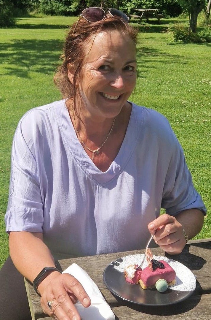 Marion Smith, journalist på Familie Journal, smager på en af Konditorgårdens lækre kager.