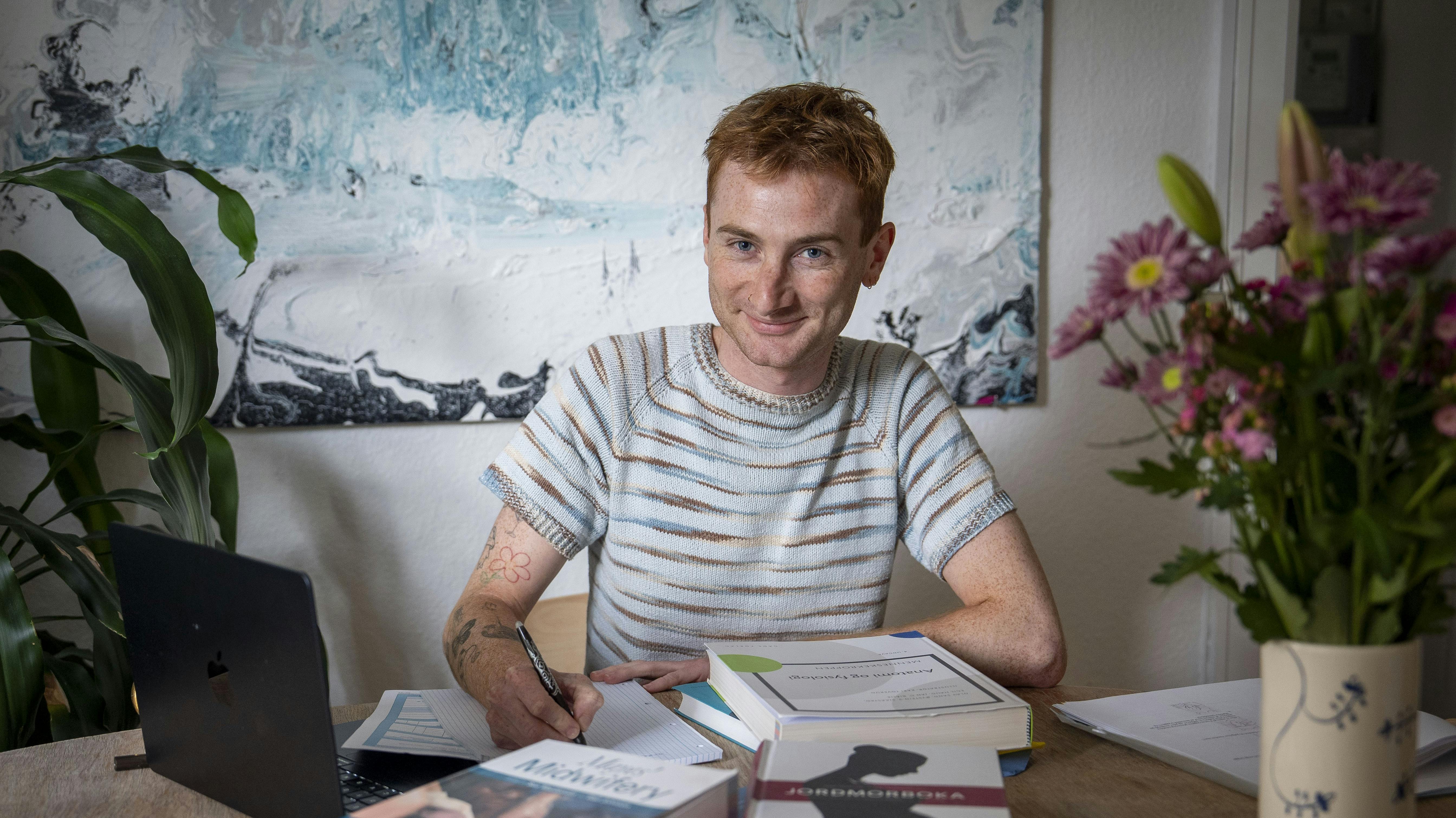 Osvald Kirkeby der sidder med sine studiebøger.