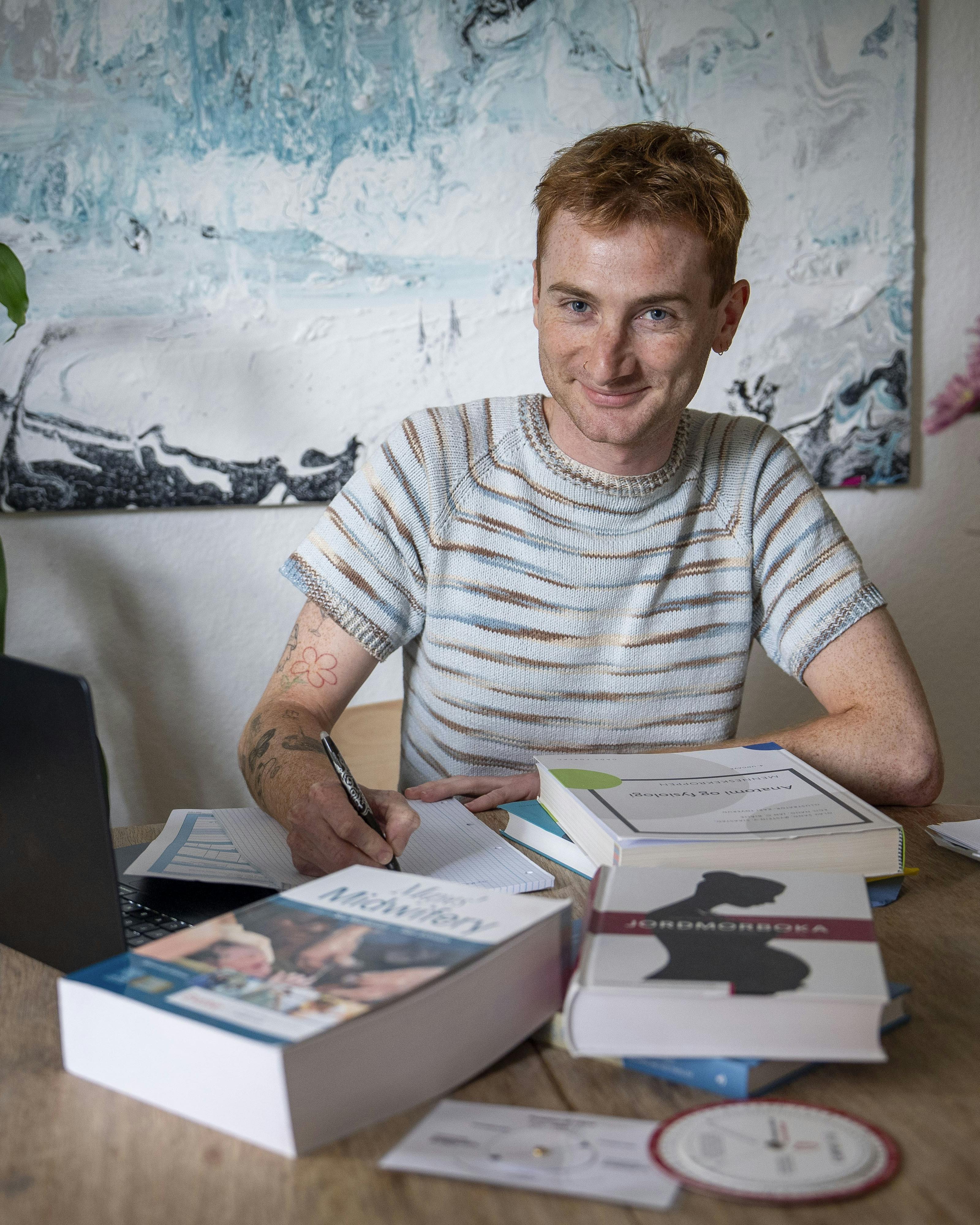 Osvald Kirkeby der sidder med sine studiebøger.