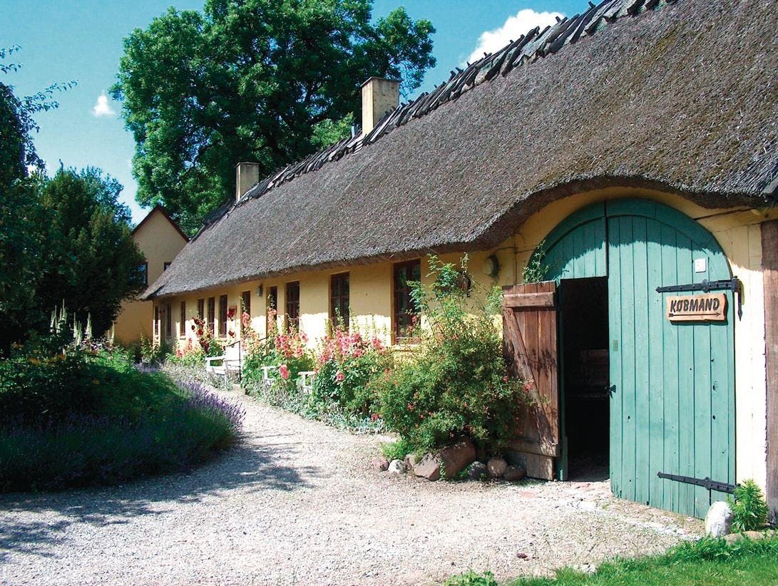 Det gamle gårdmiljø omkring museet, der består af Pederstrupgård, Lindbjerggård, Lynsmedens Hus og Skomagerhuset.