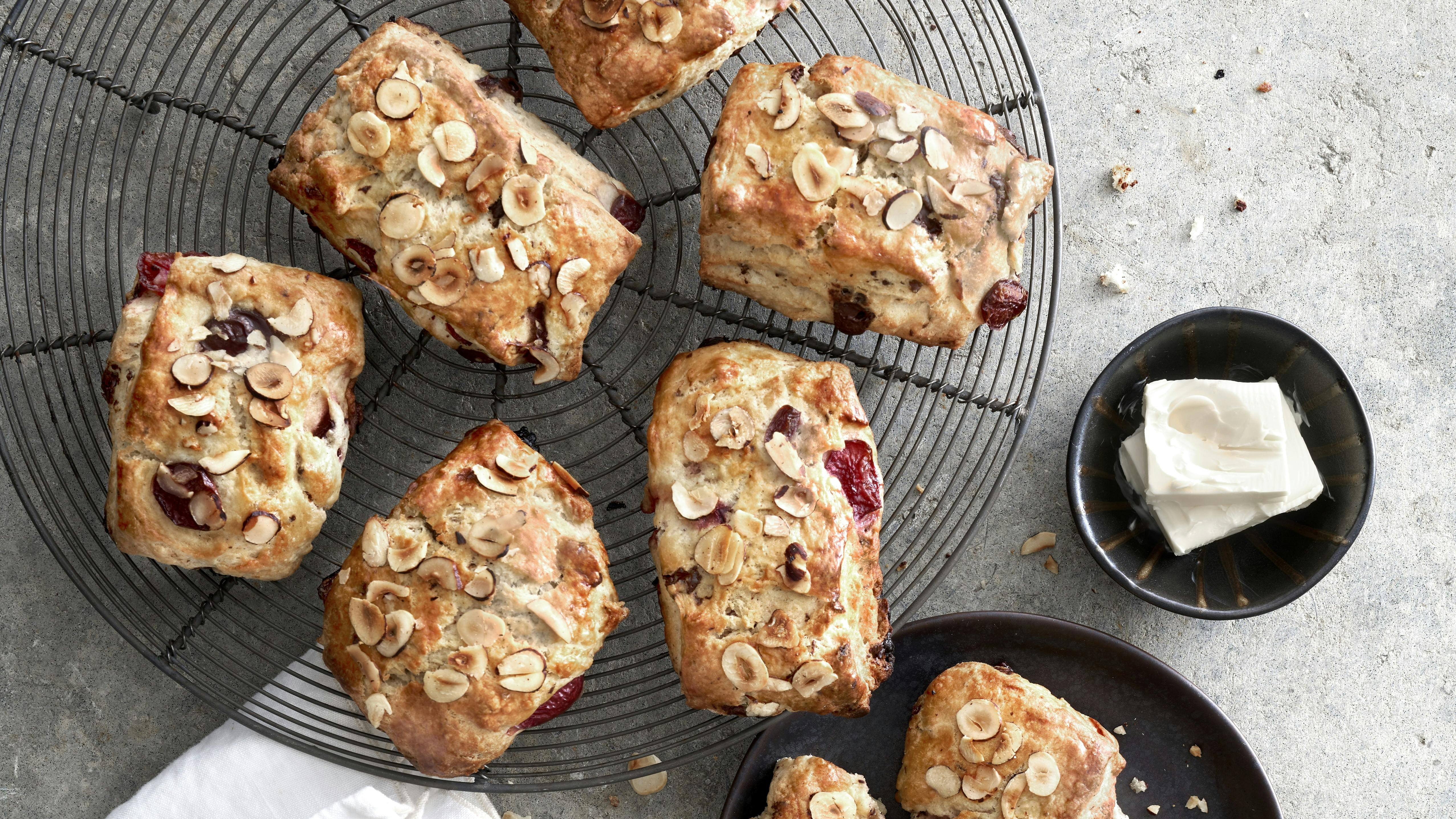 Scones med kirsebær og mørk chokolade