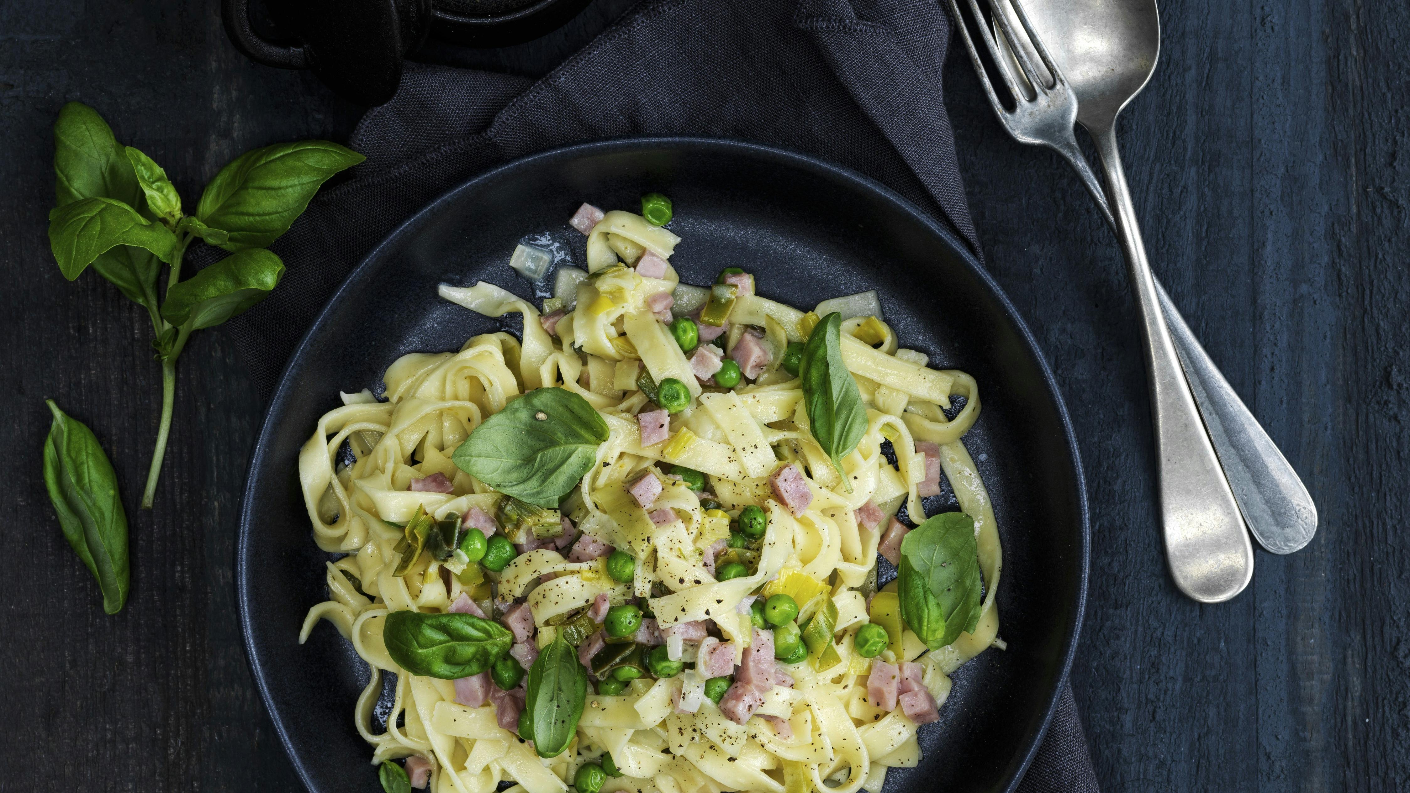 Frisk pasta med skinke og ærter i citronflødesauce