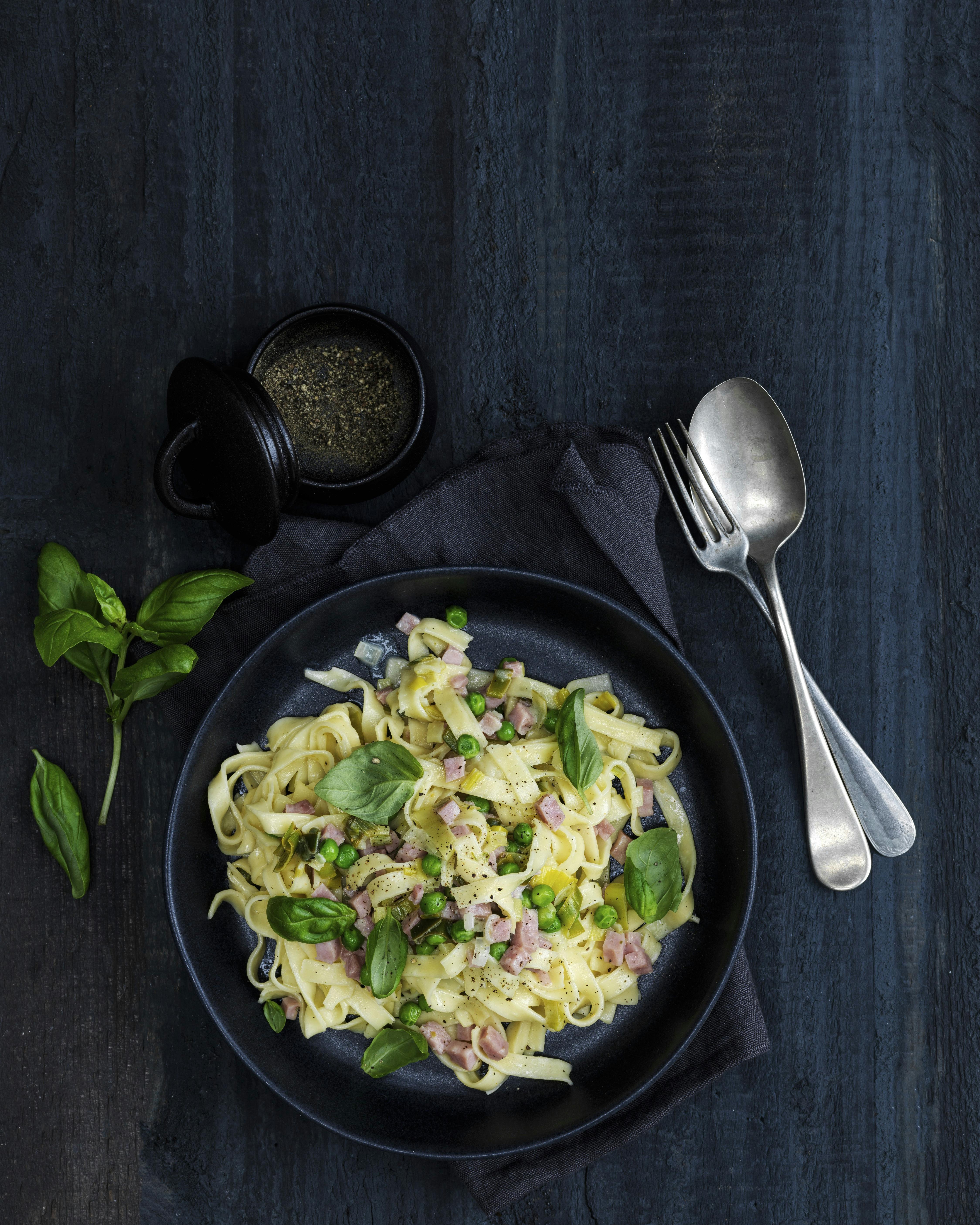 Frisk pasta med skinke og ærter i citronflødesauce