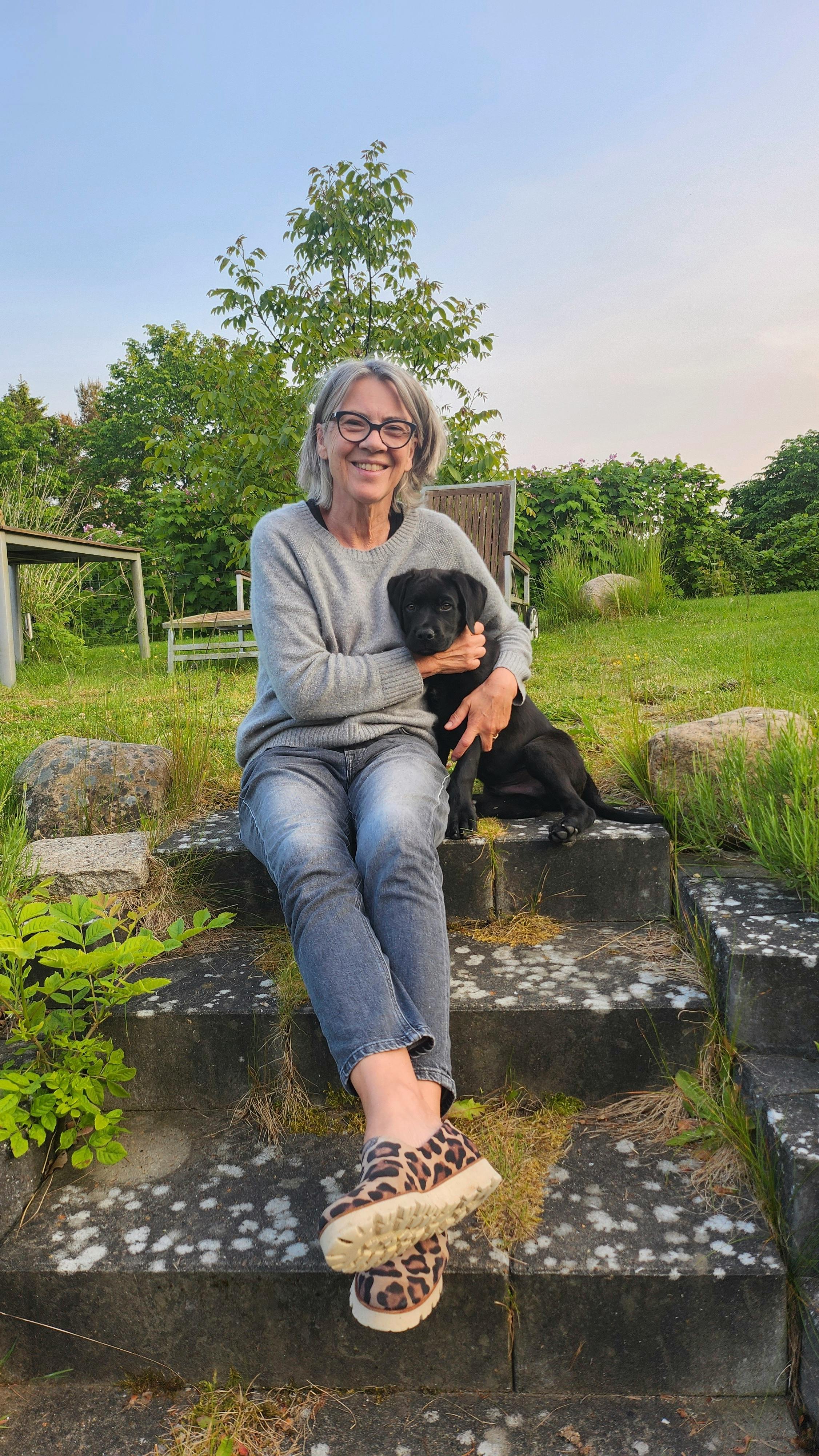 Lotte Bang med sin hund 