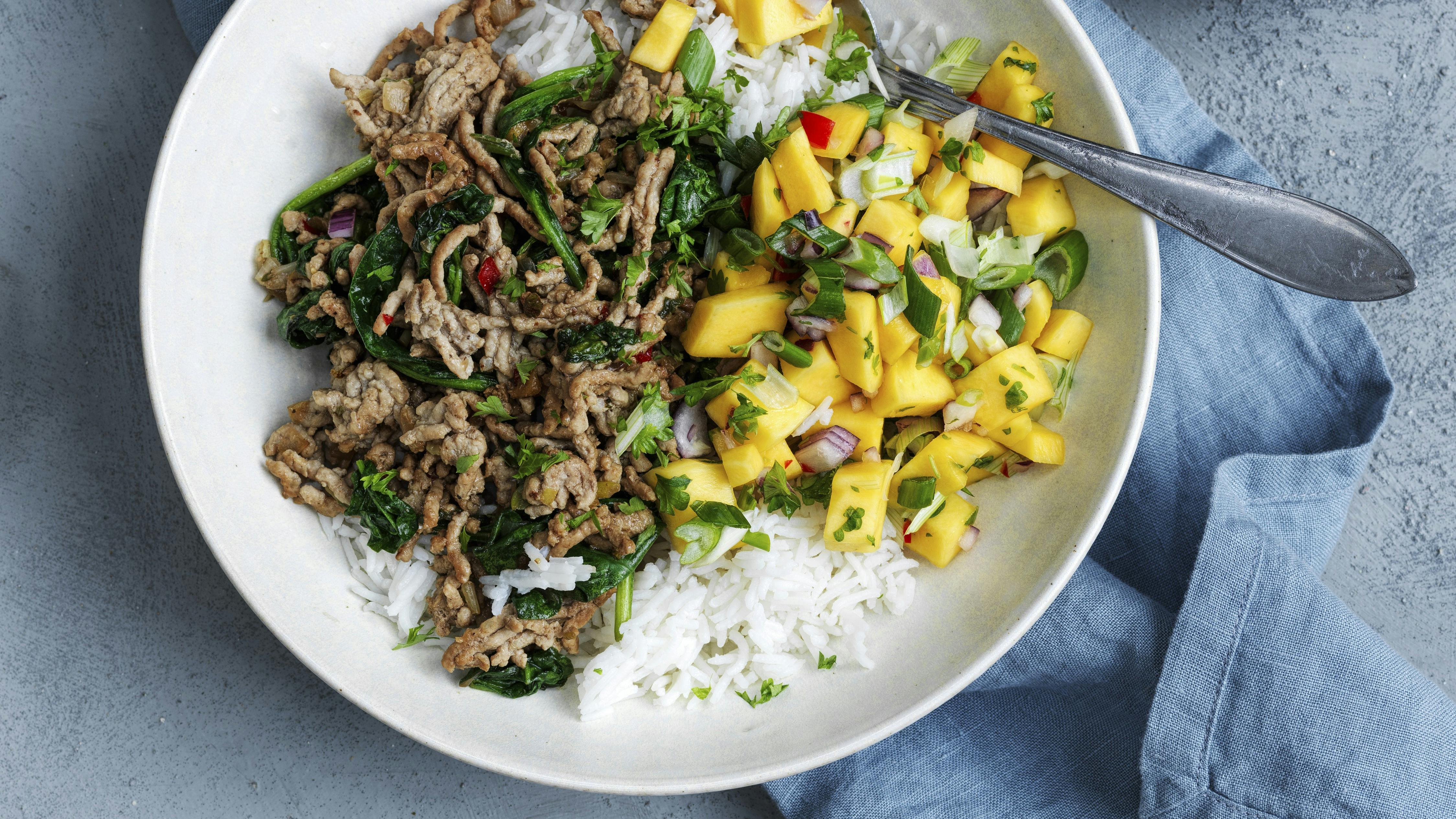 Thaibowl med krydret gris og mangosalat