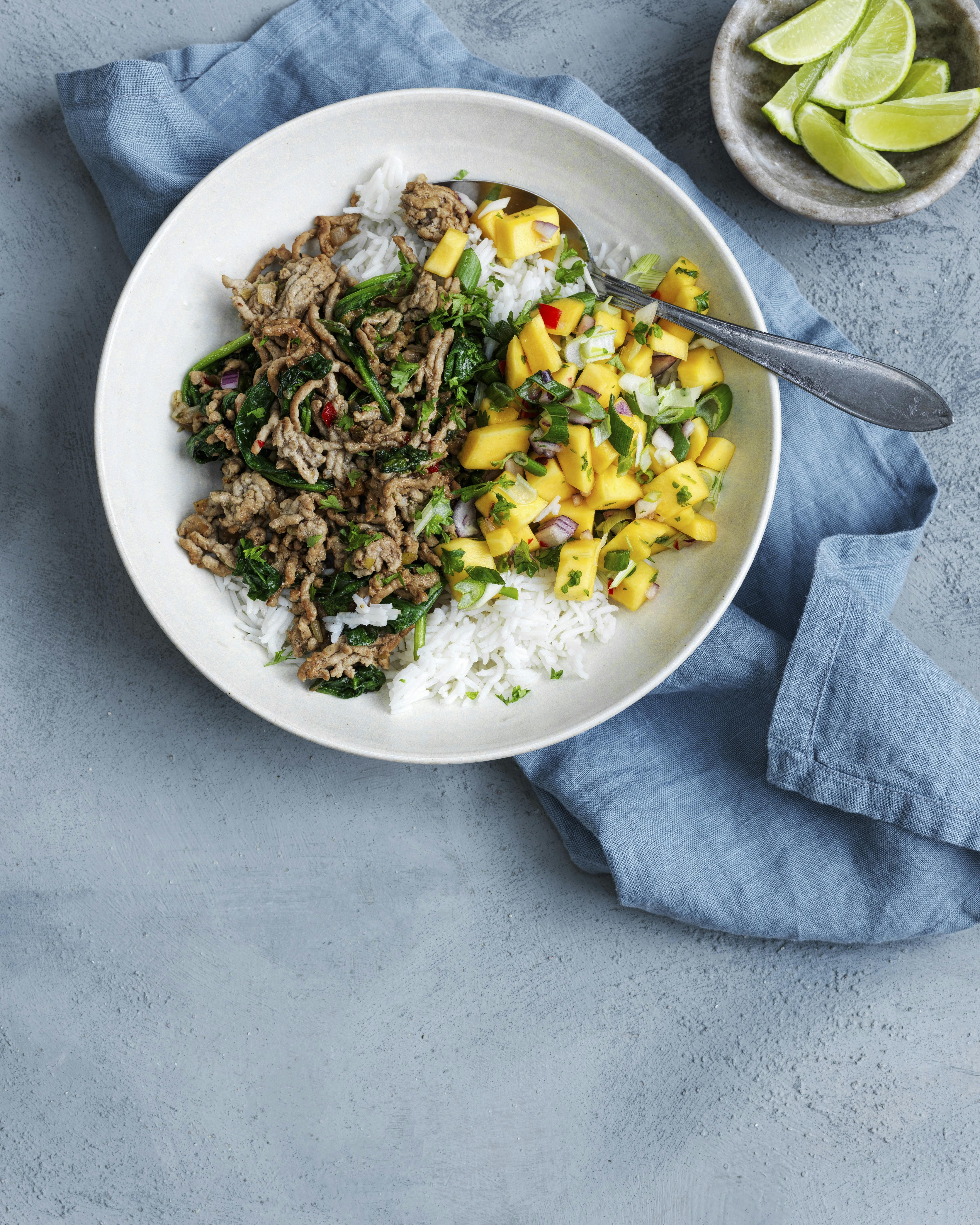Thaibowl med krydret gris og mangosalat