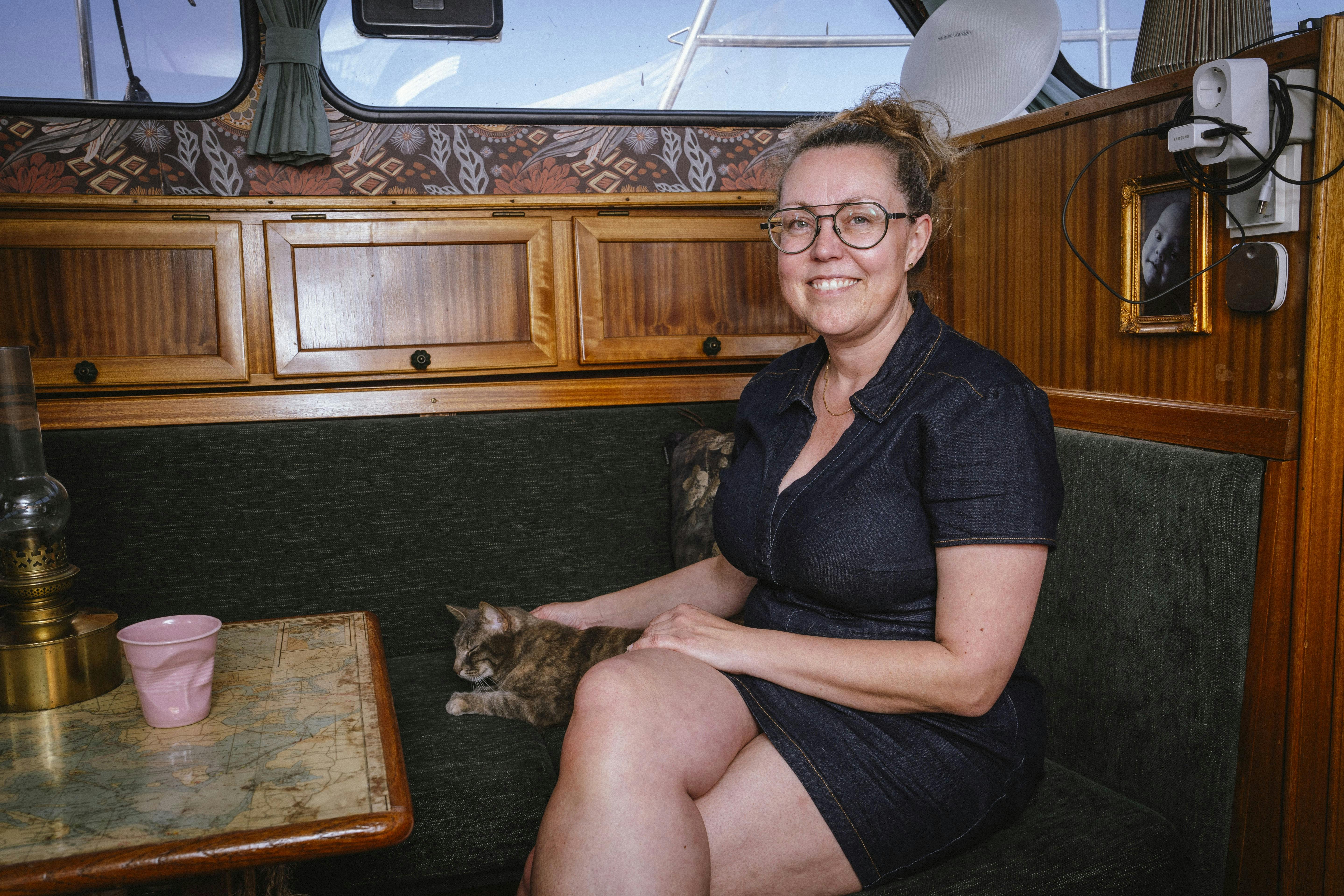 Småt, men godt. Linda elsker lyset i sin kahyt, der minder hende om et drivhus.