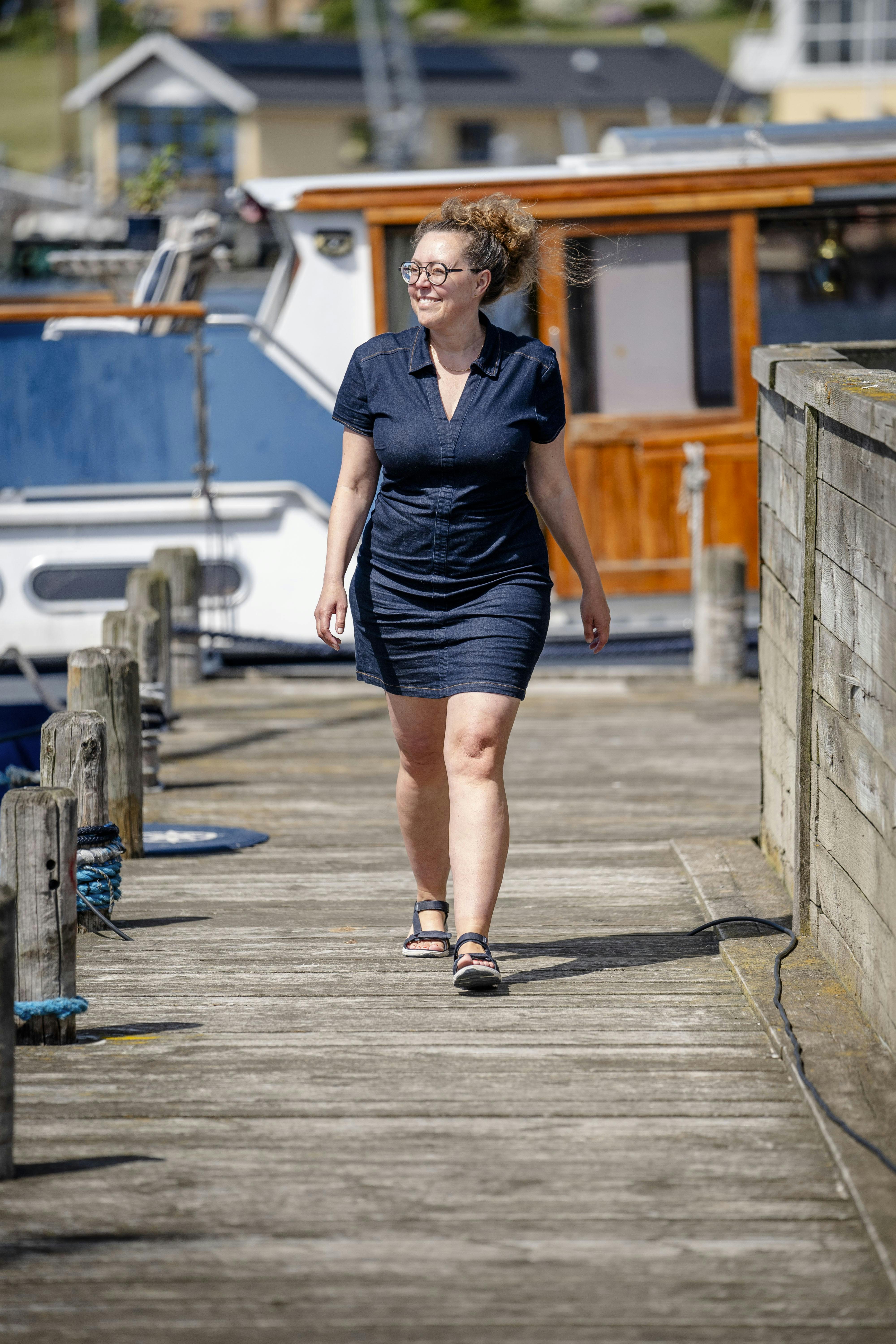 Linda Kristiansen får gået en del, når hun skal rundt i Skælskør Havn og sige hej til sine flydende naboer.