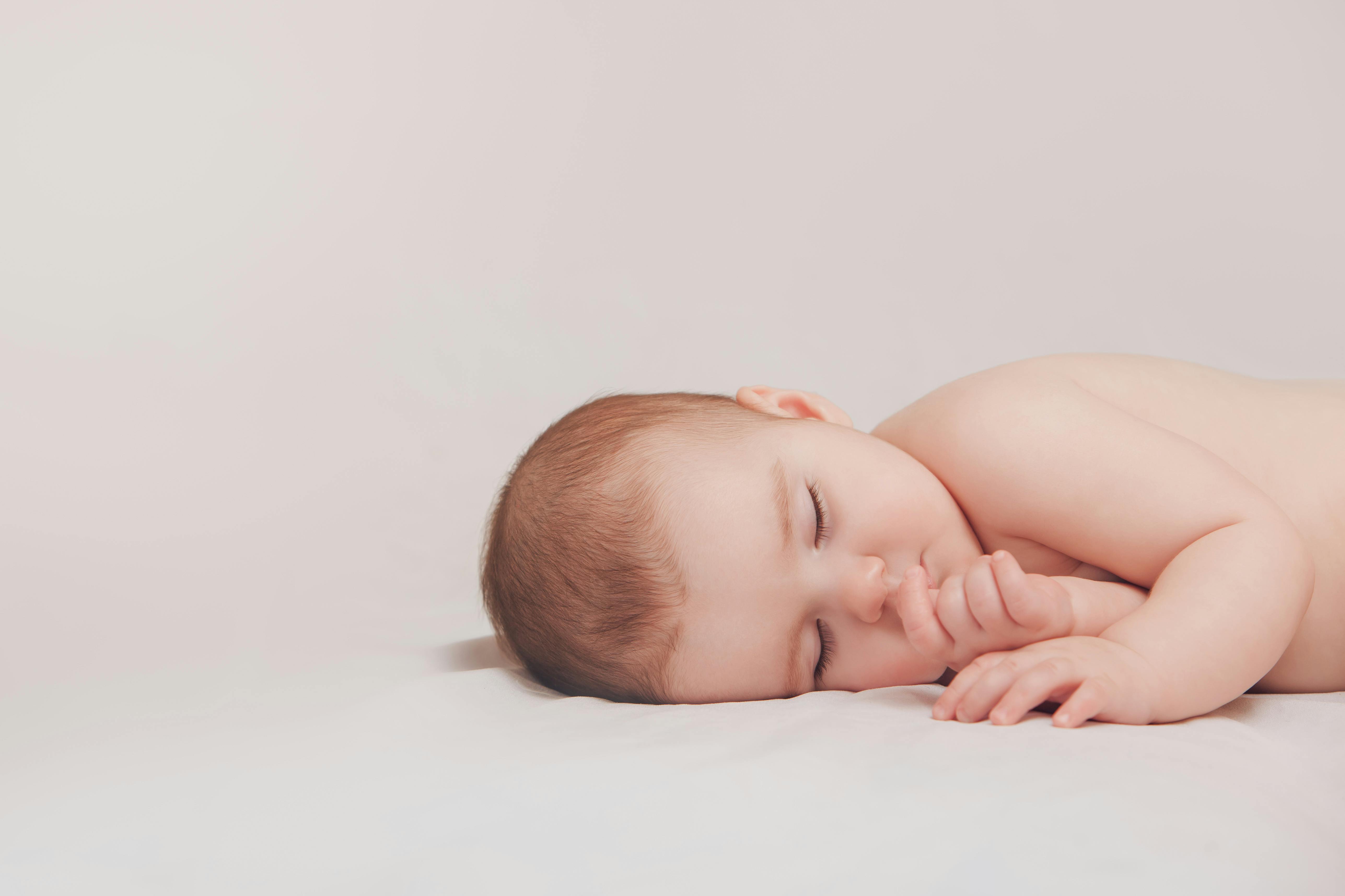 Nyfødt baby sover