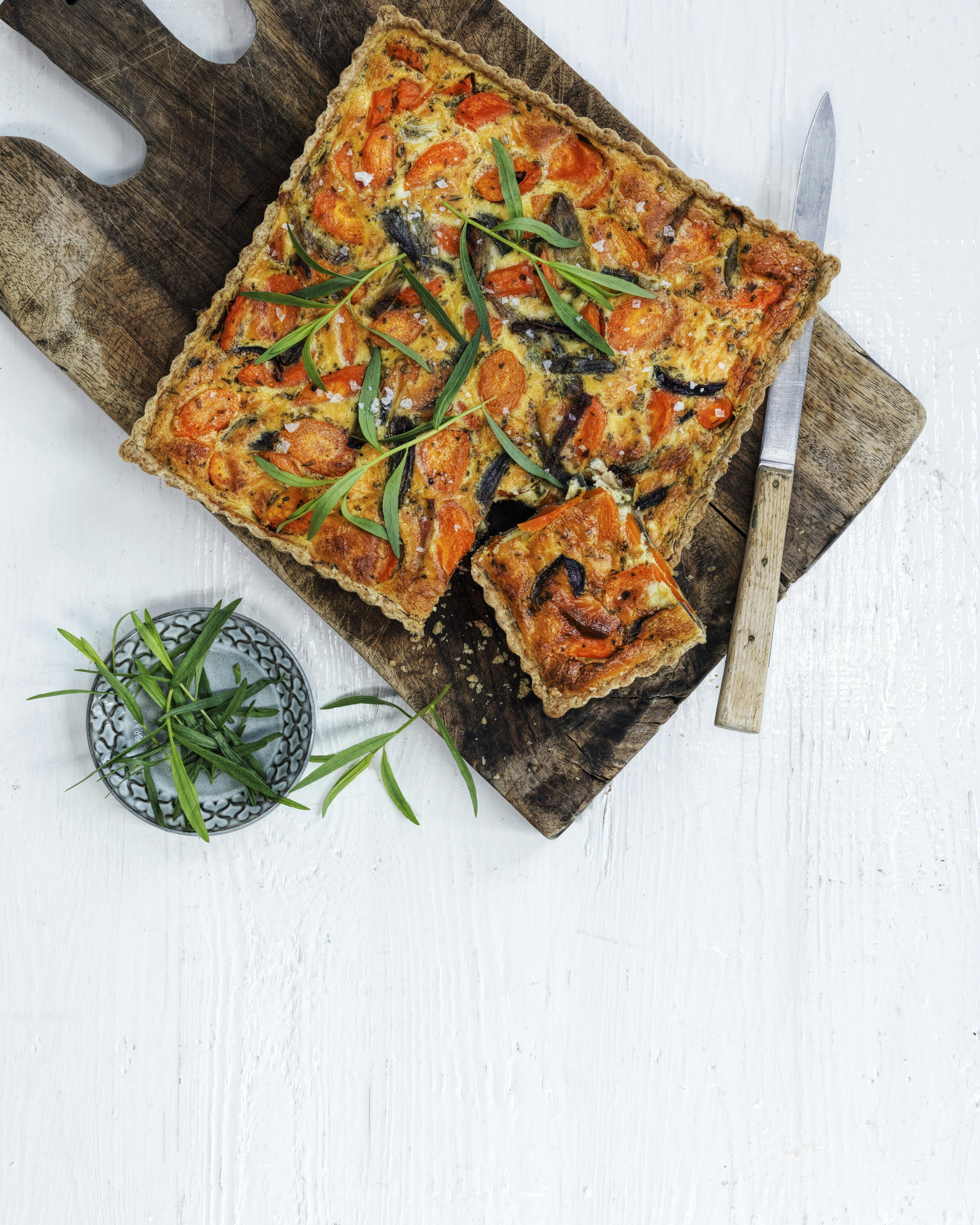 Gulerodstærte med rødløg, sennep og estragon