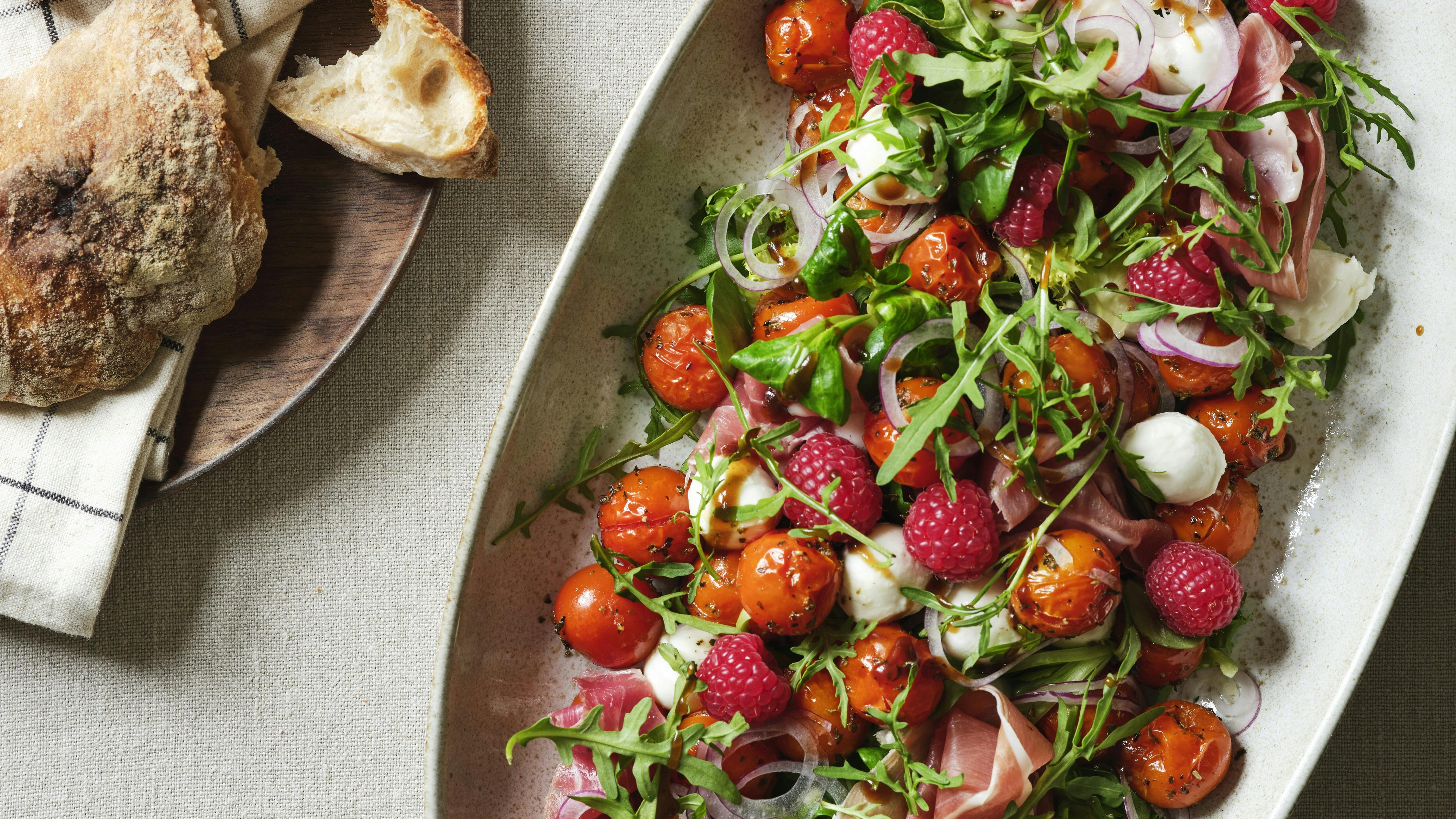 Salat med bagte tomater, skinke og mozzarella
