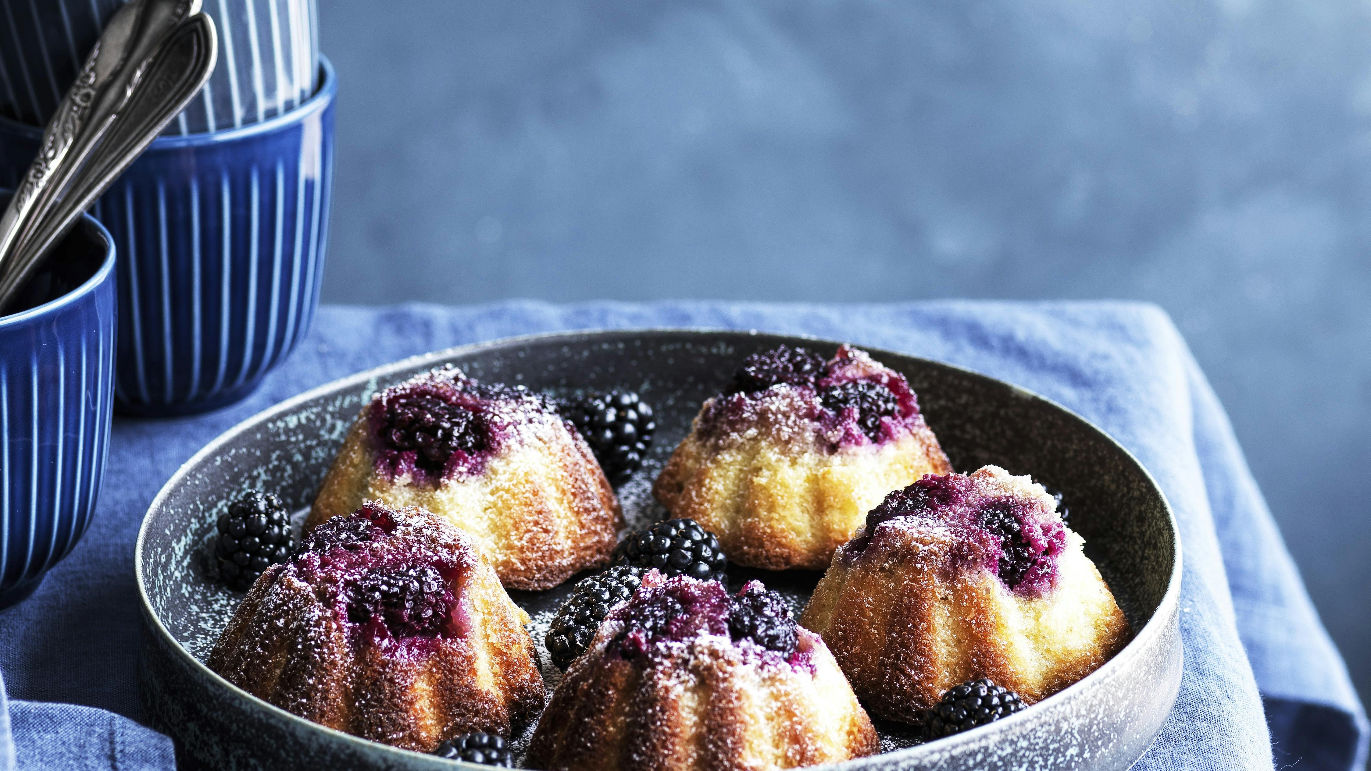 Små muffins med brombær