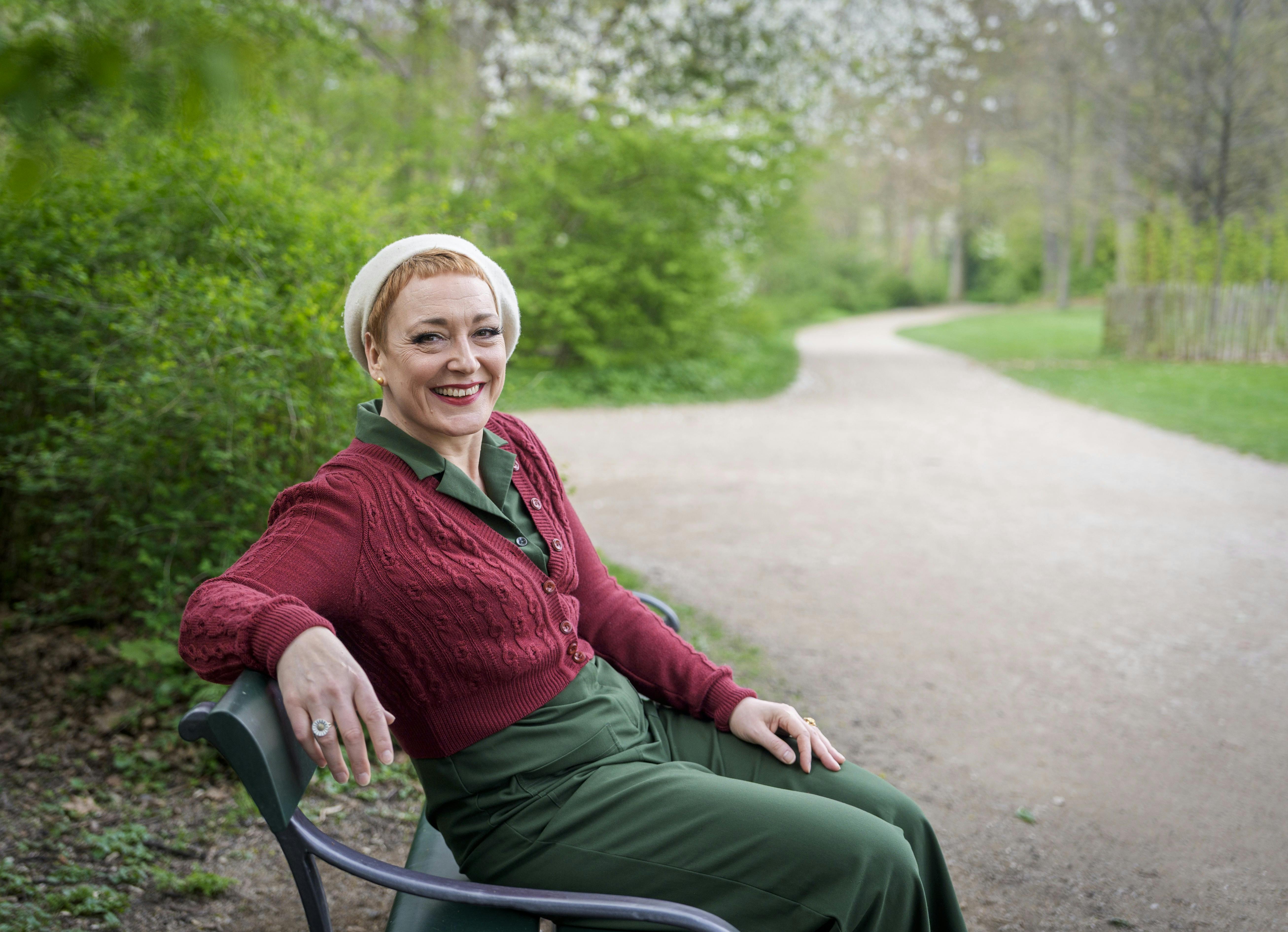 Christina Mai sidder på en bænk i Søndermarken