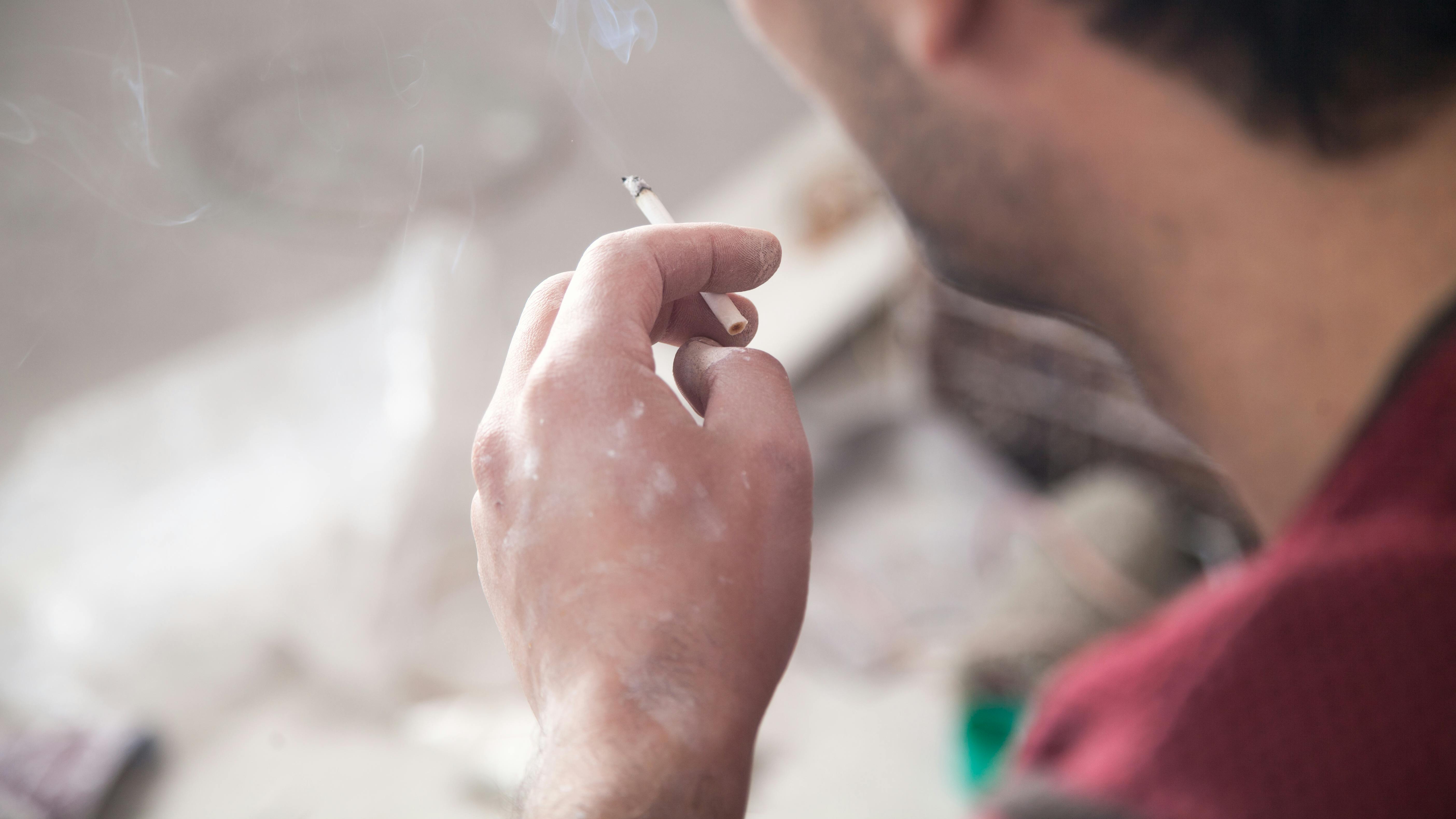 Mand set bagfra ryger cigaret