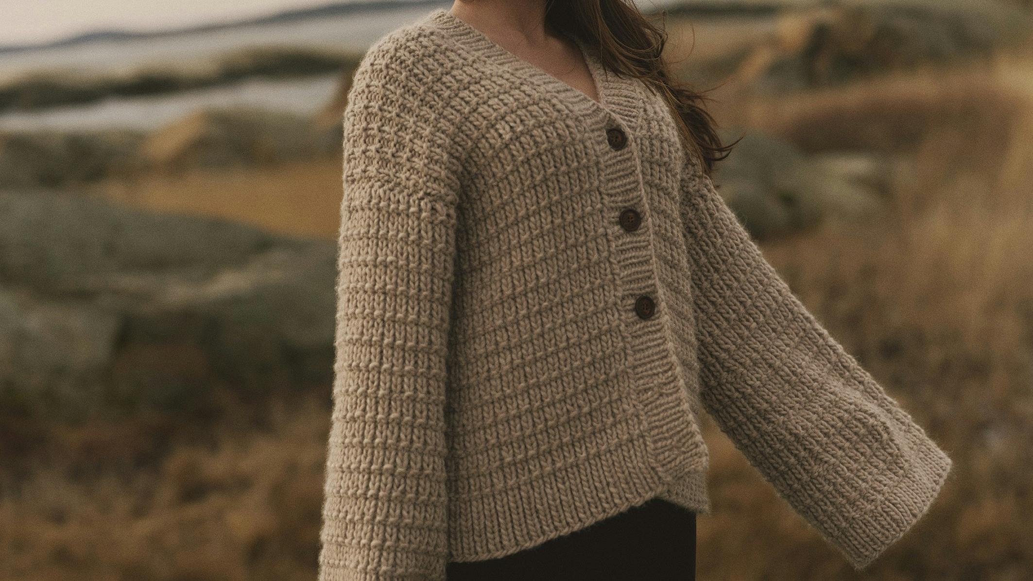 Strukturstrikket trøje forfra