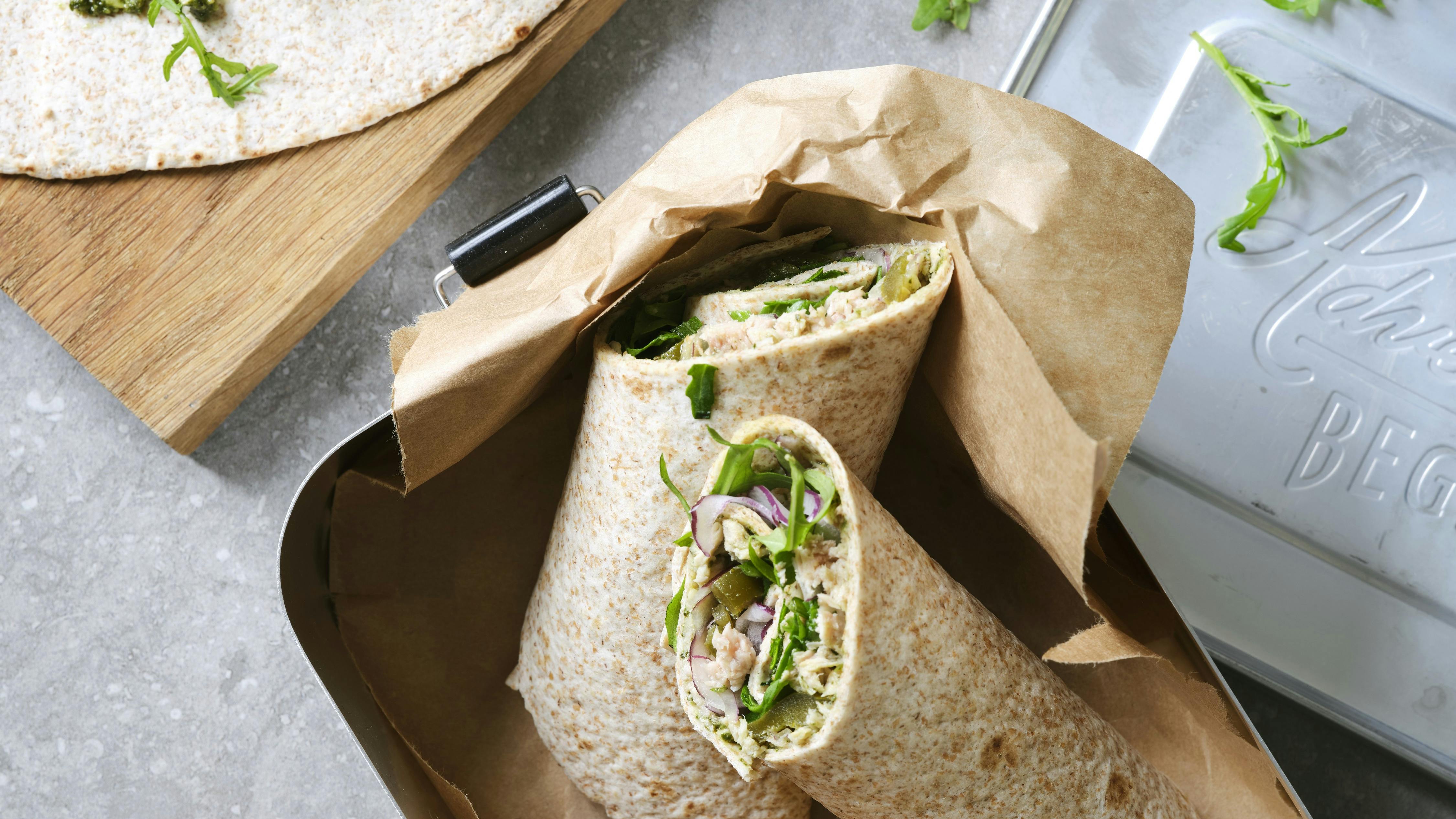 Fuldkornswrap med tun, pesto, syltede jalapeños og spinat