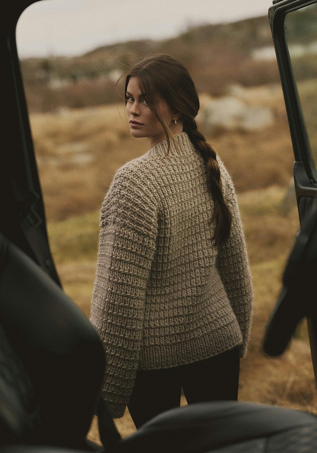 Strukturstrikket trøje bagfra