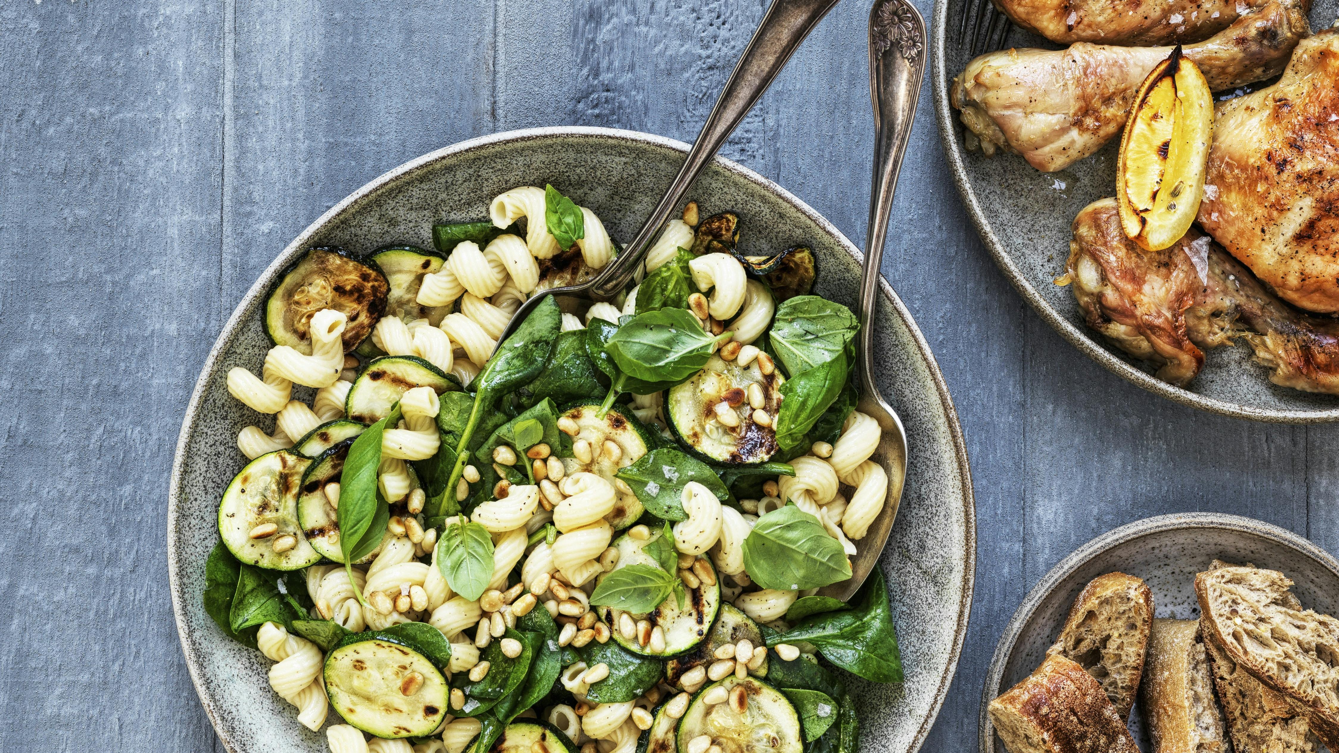 Citronkylling og lun pastasalat med squash og babyspinat