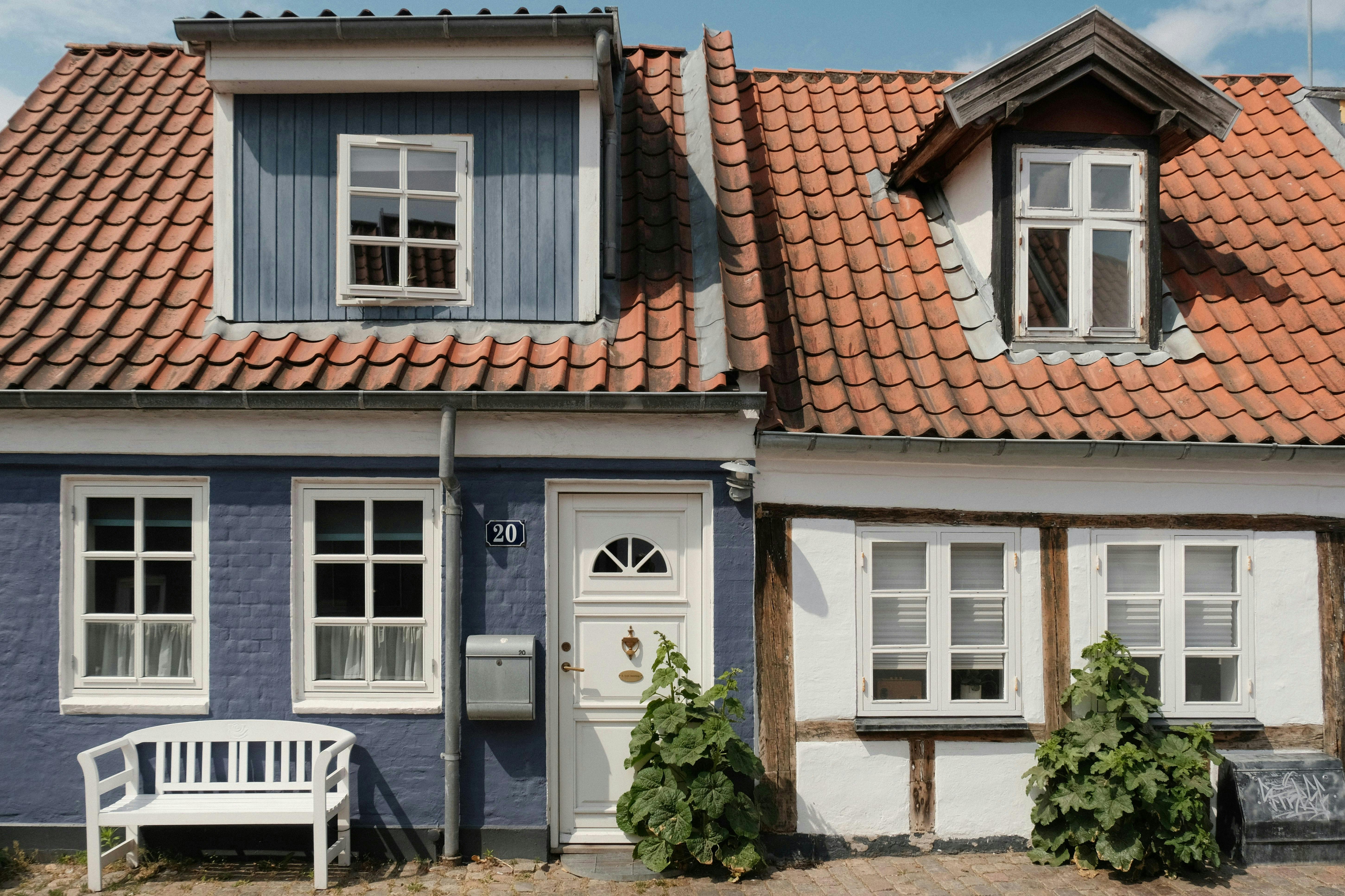 To gamle huse i hvid og blå.