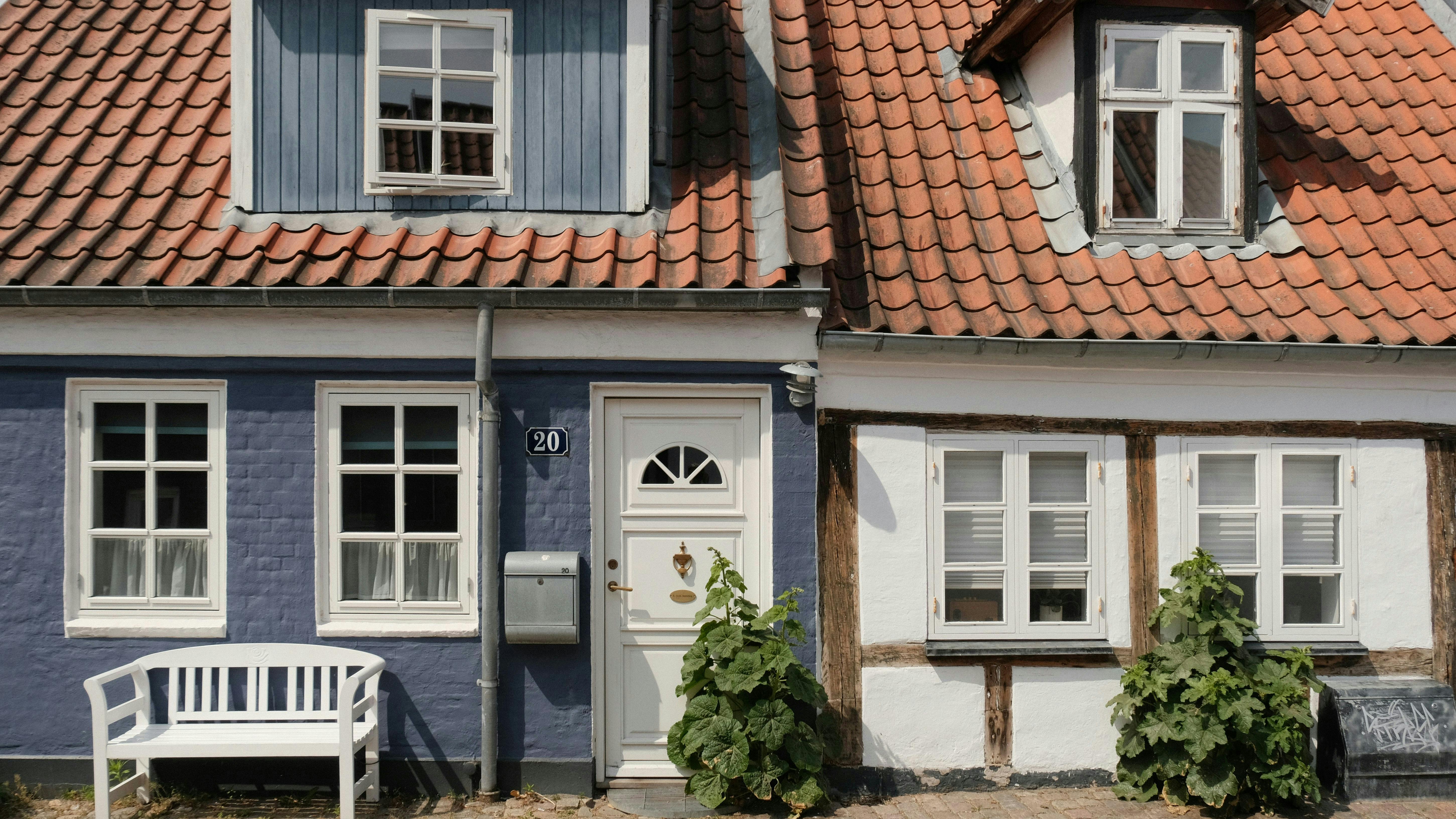 To gamle huse i hvid og blå.