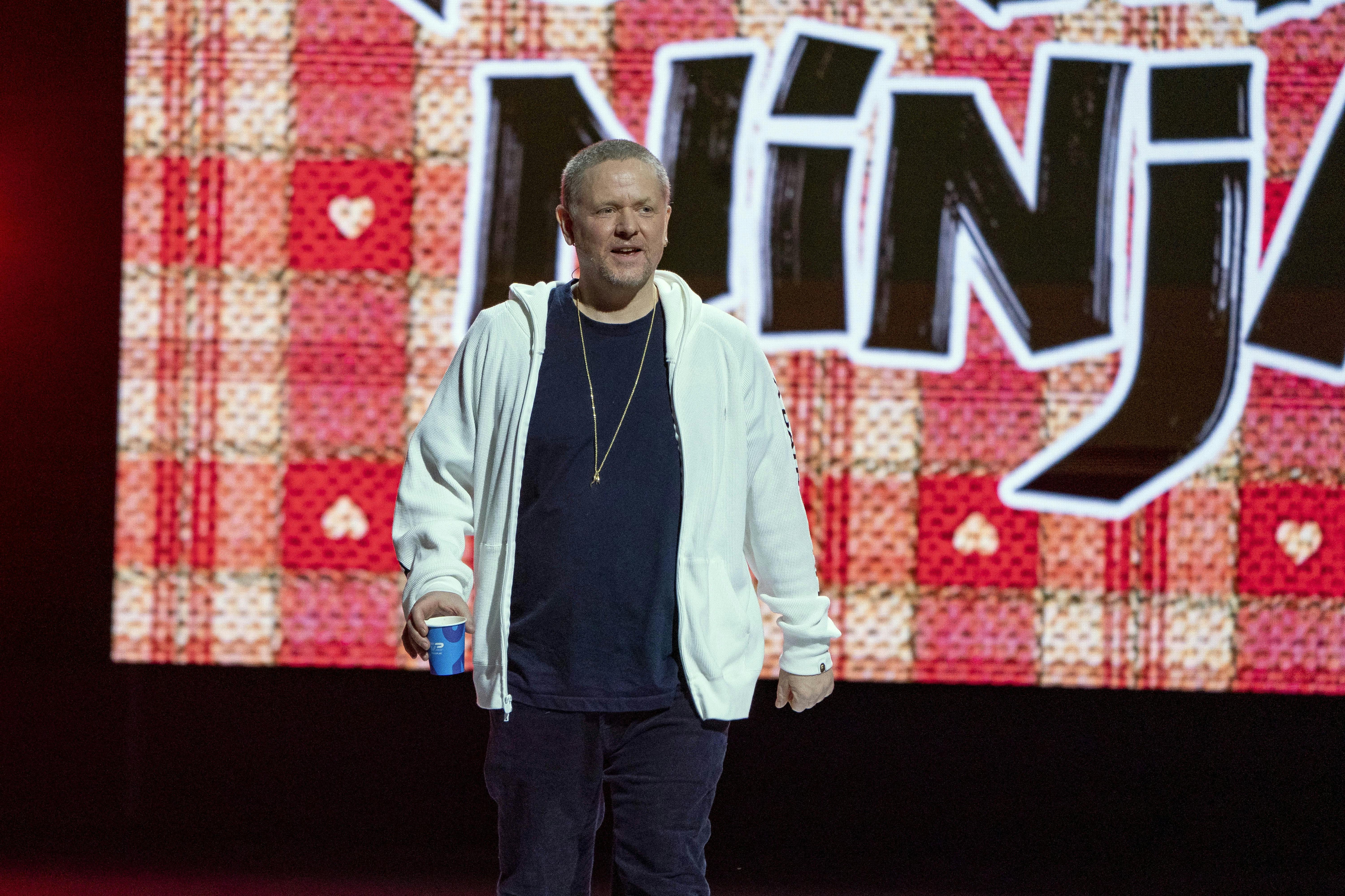 Anders Matthesen alias Anden foran et "Ternet Ninja"-logo.