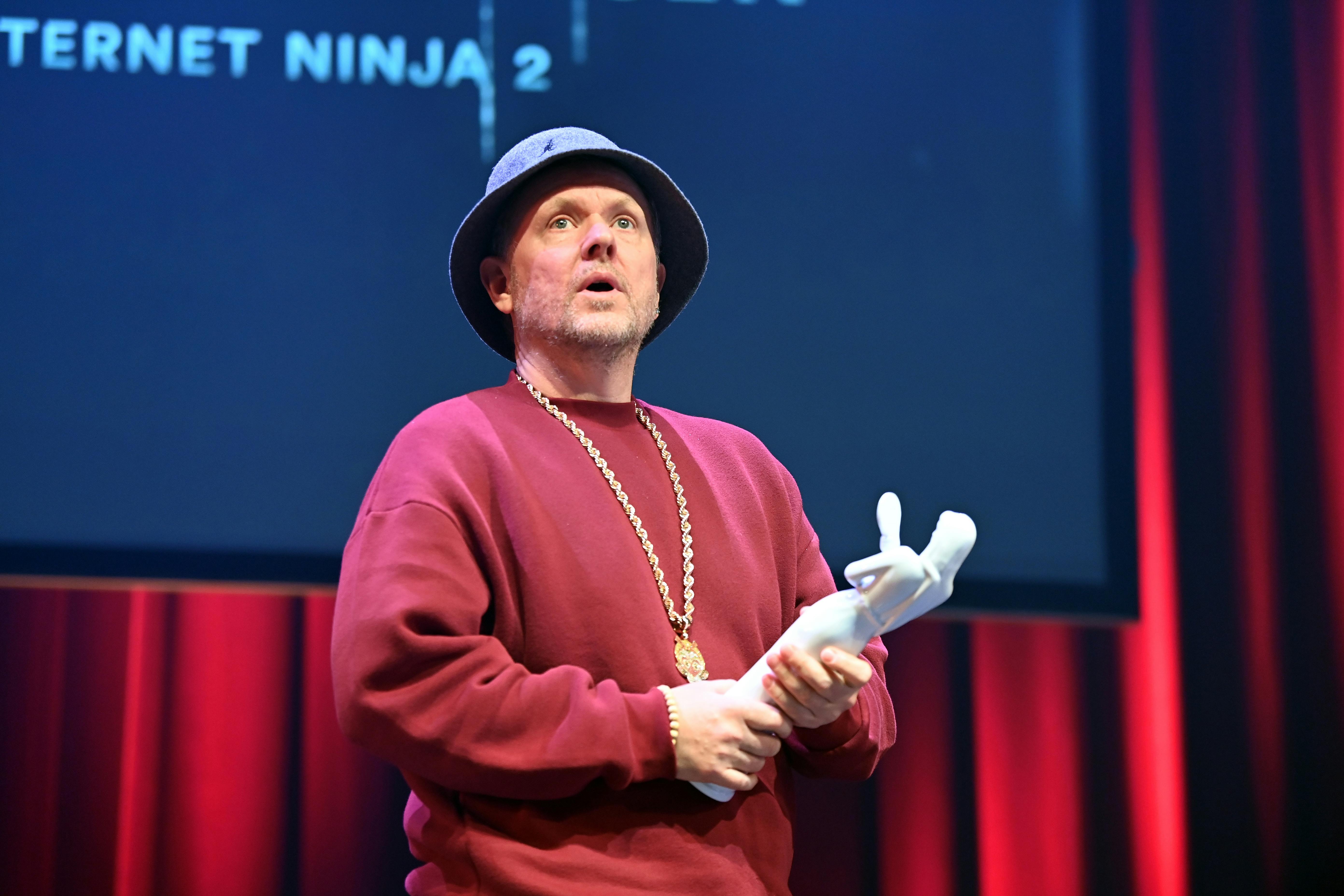 Anders Matthesen med den Bodil, han modtog for sin skuespilpræstation i "Ternet Ninja 2".