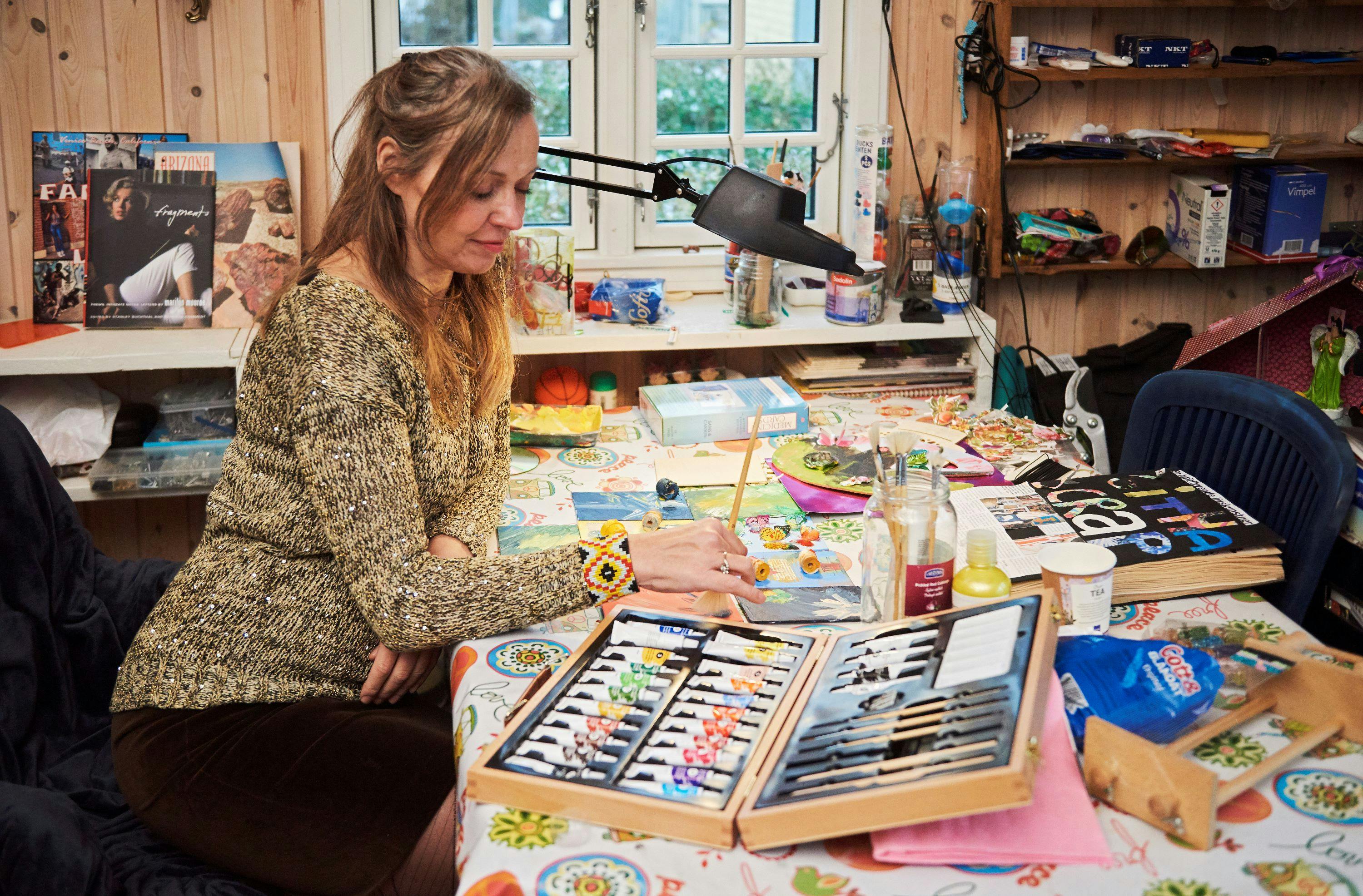 Kunstner og journalist Githa Schultz ved sit arbejdsbord.