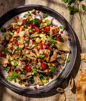 Hummus-salat på tallerken