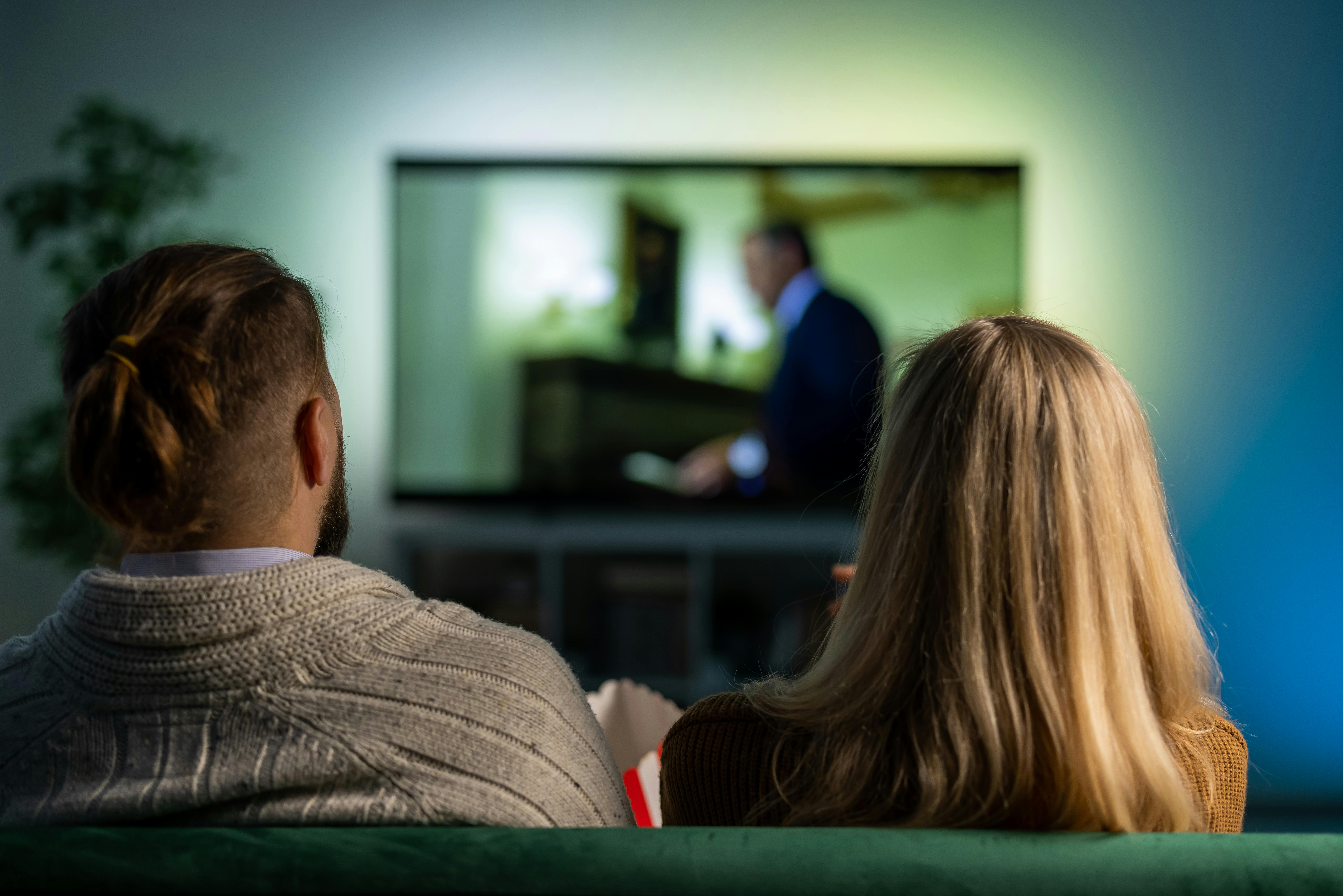 Par der ser en film på tv
