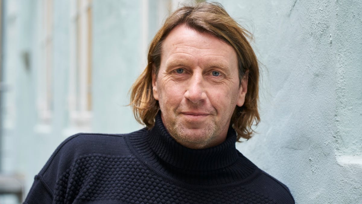 DR-vært Anders Agger står foran en væg