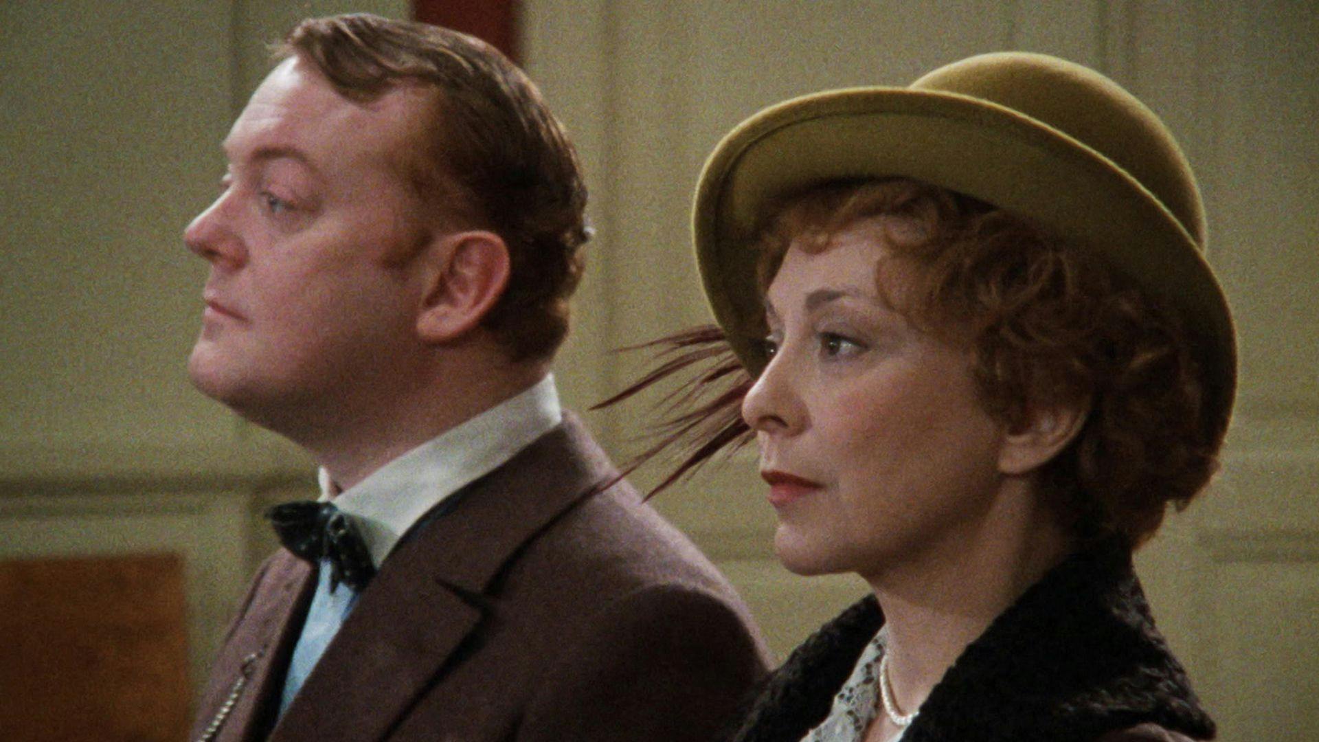 Helle Virkner og Jesper Langberg står ved siden af hinanden og ser alvorlige ud.