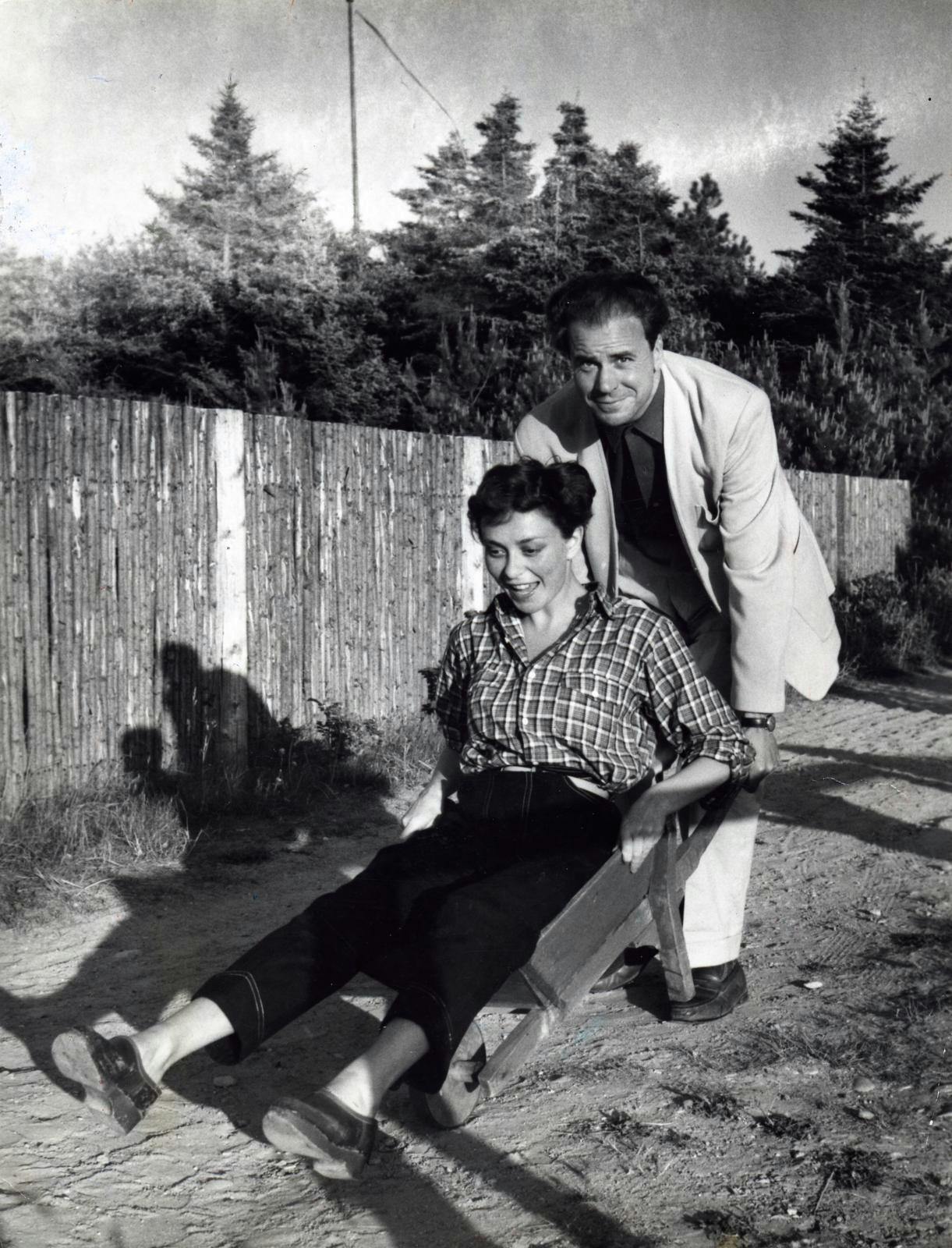 Helle Virkner i en trillebør, der bliver skubbet af Ebbe Rode.