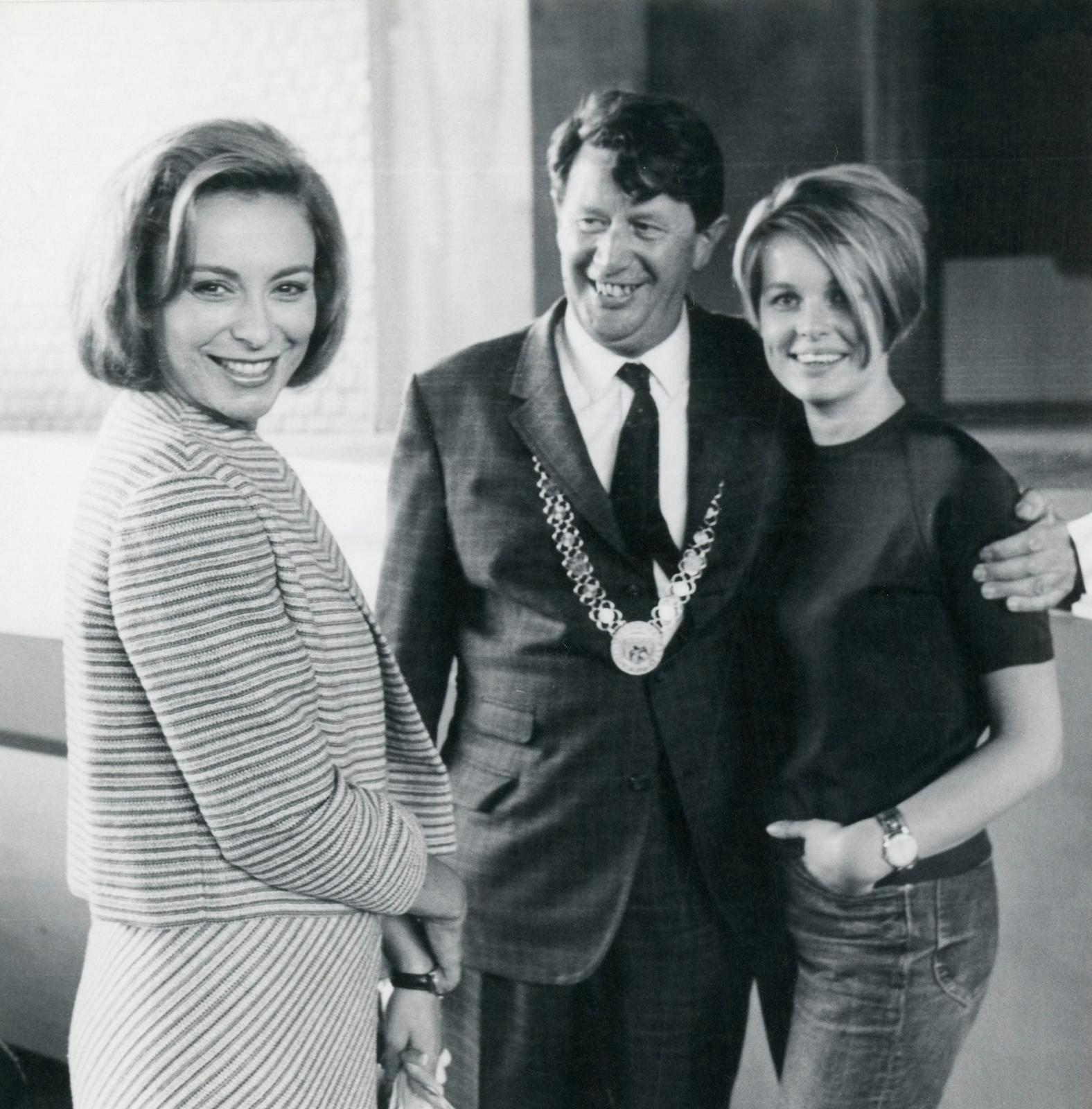 Helle Virkner og Ghita Nørby med Erhard Jacobsen i midten. Han bærer en borgmesterkæde.