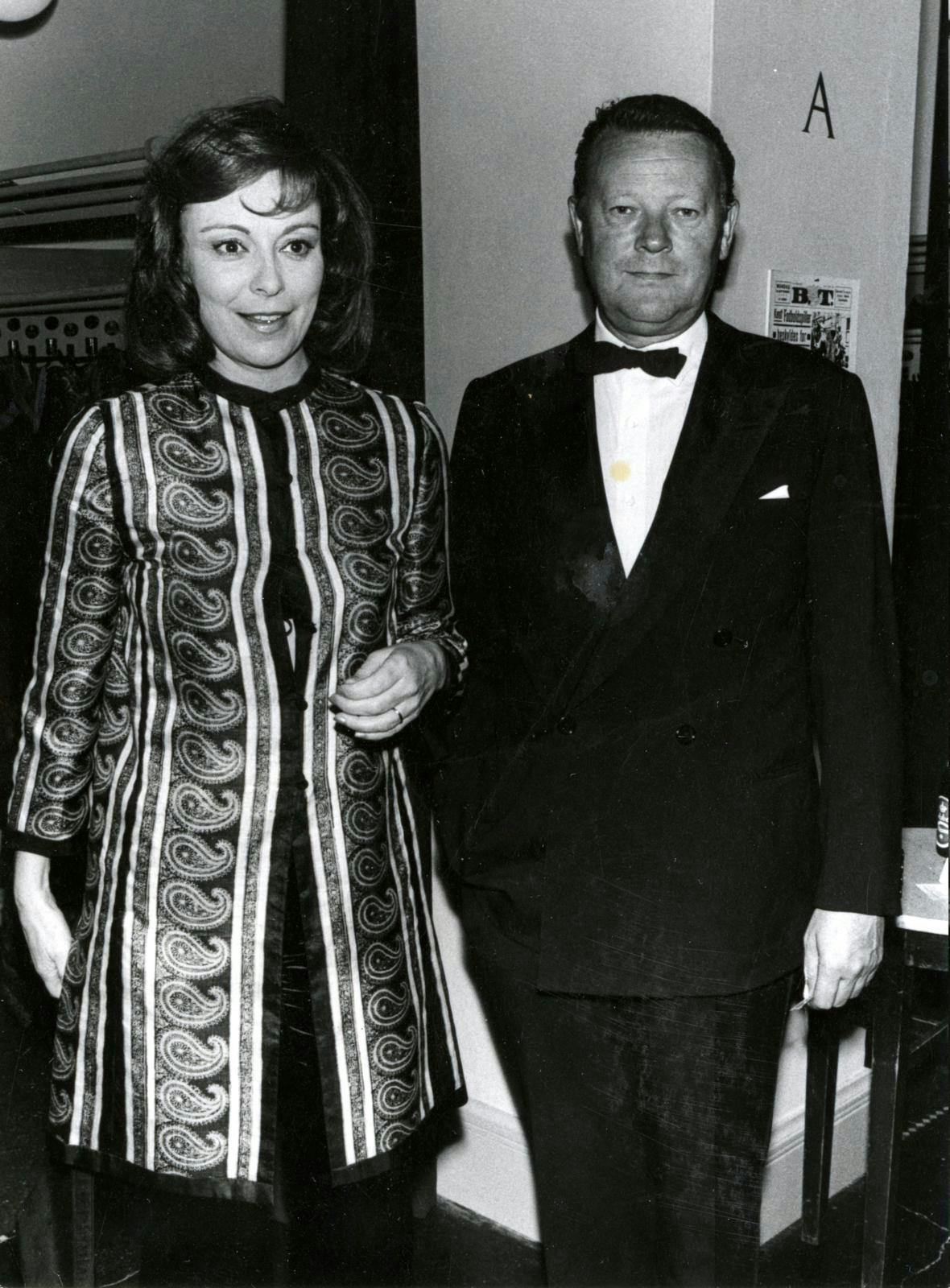 Helle Virkner og Jens Otto Krag ved siden af hinanden. Hun smiler, mens han ser alvorlig ud. 